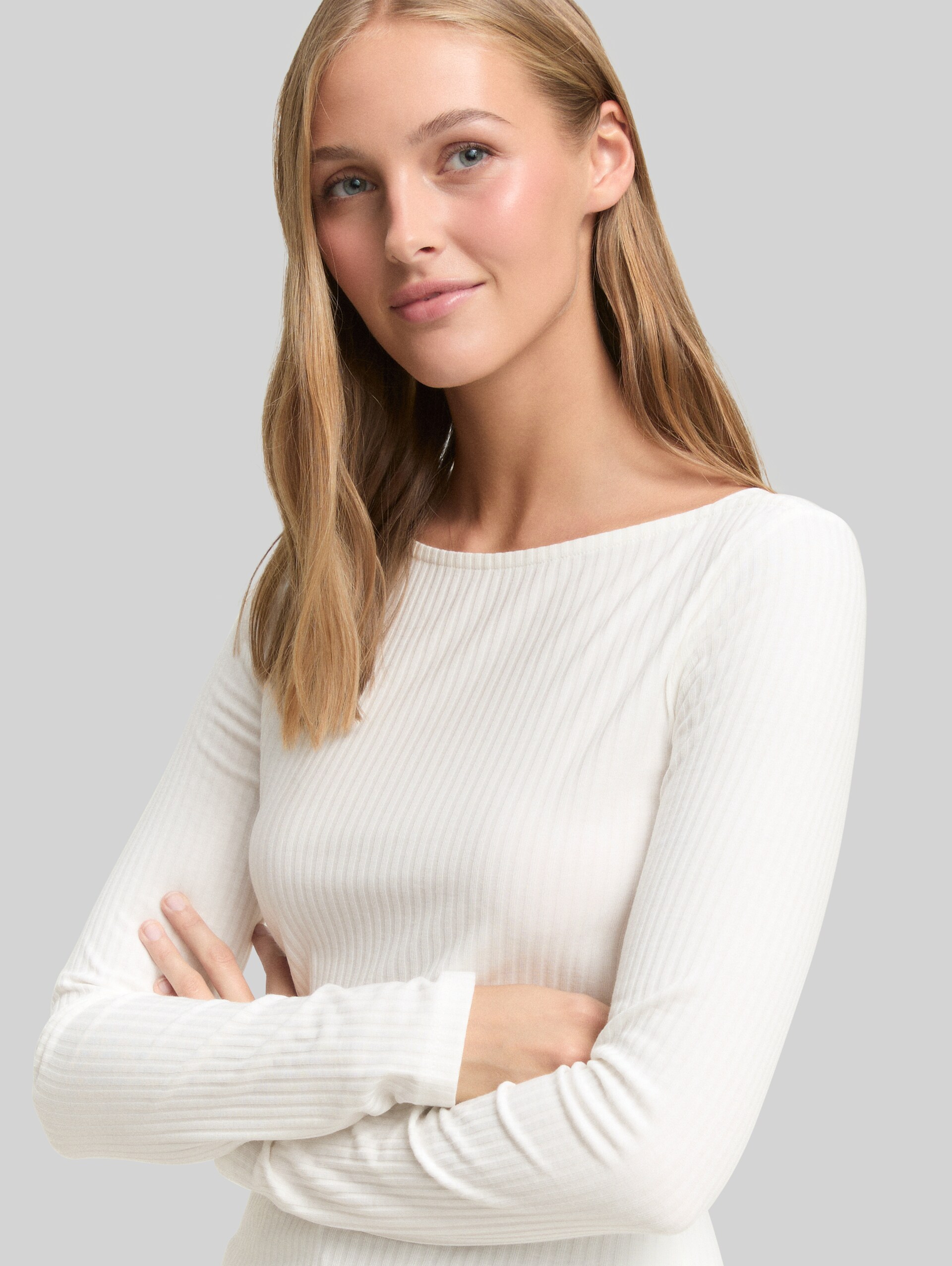 Slim Fit Langarmshirt mit U-Boot-Ausschnitt - off white - Detail-Model-Ansicht
