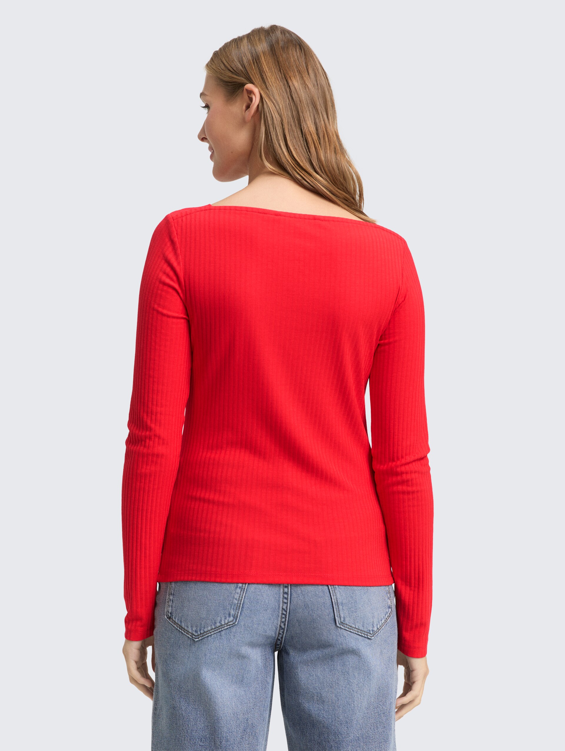 Slim Fit Langarmshirt mit U-Boot-Ausschnitt - brilliant red - Auschnitt Model-Rückansicht
