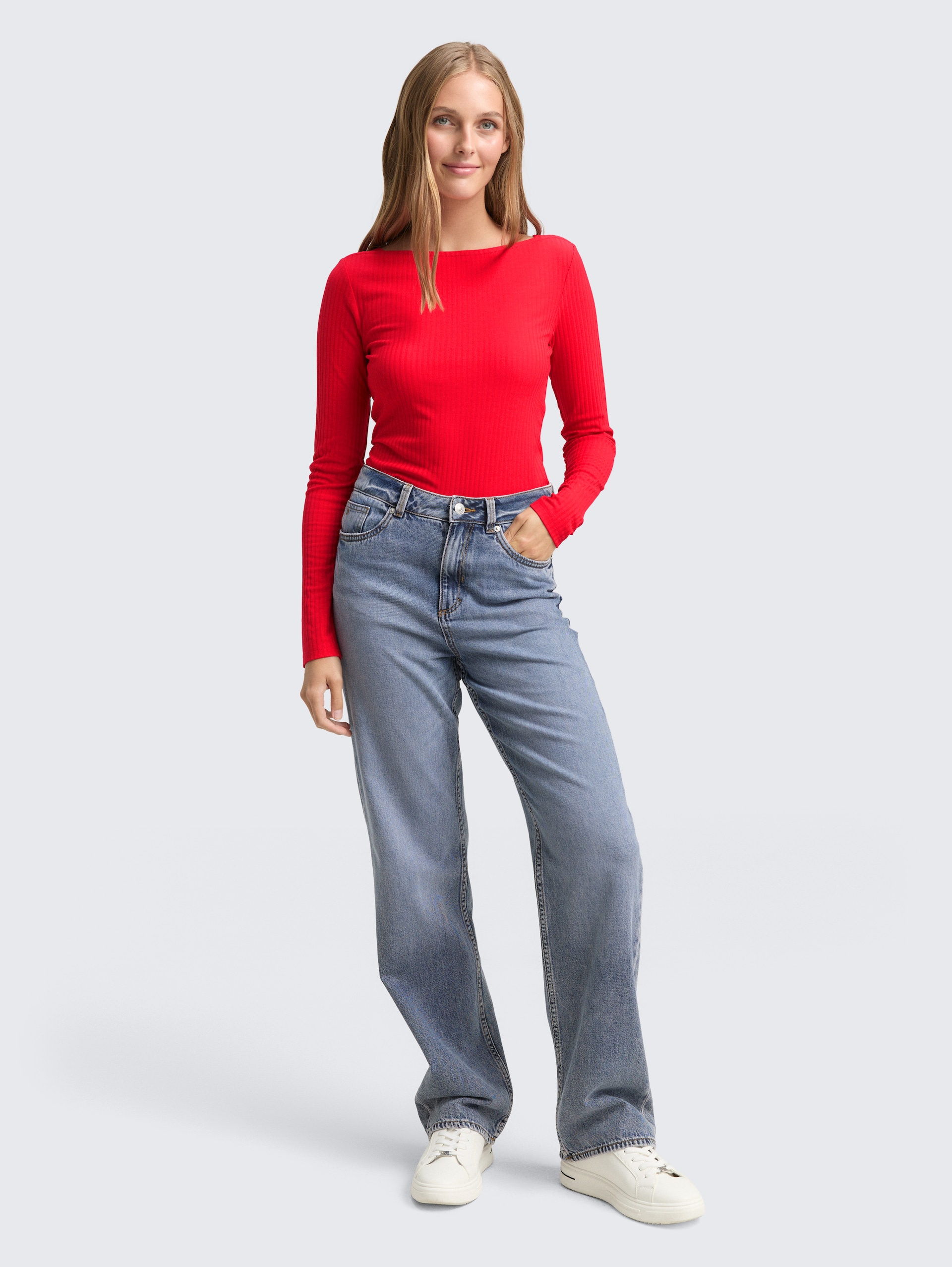 Slim Fit Langarmshirt mit U-Boot-Ausschnitt - brilliant red - Model-Vorderansicht