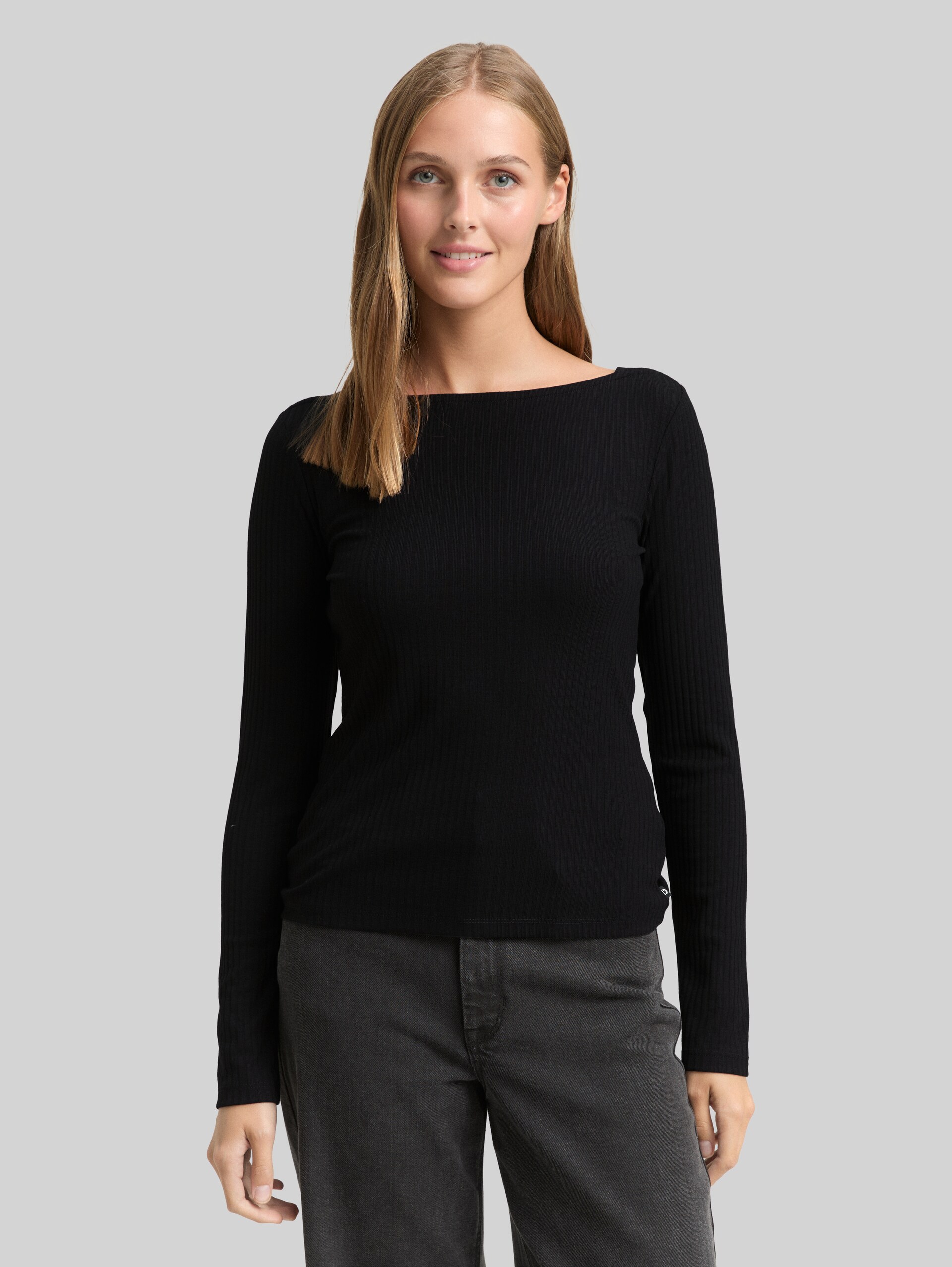 Slim fit long-sleeved shirt with boat neck - deep black - Neckline model front view
