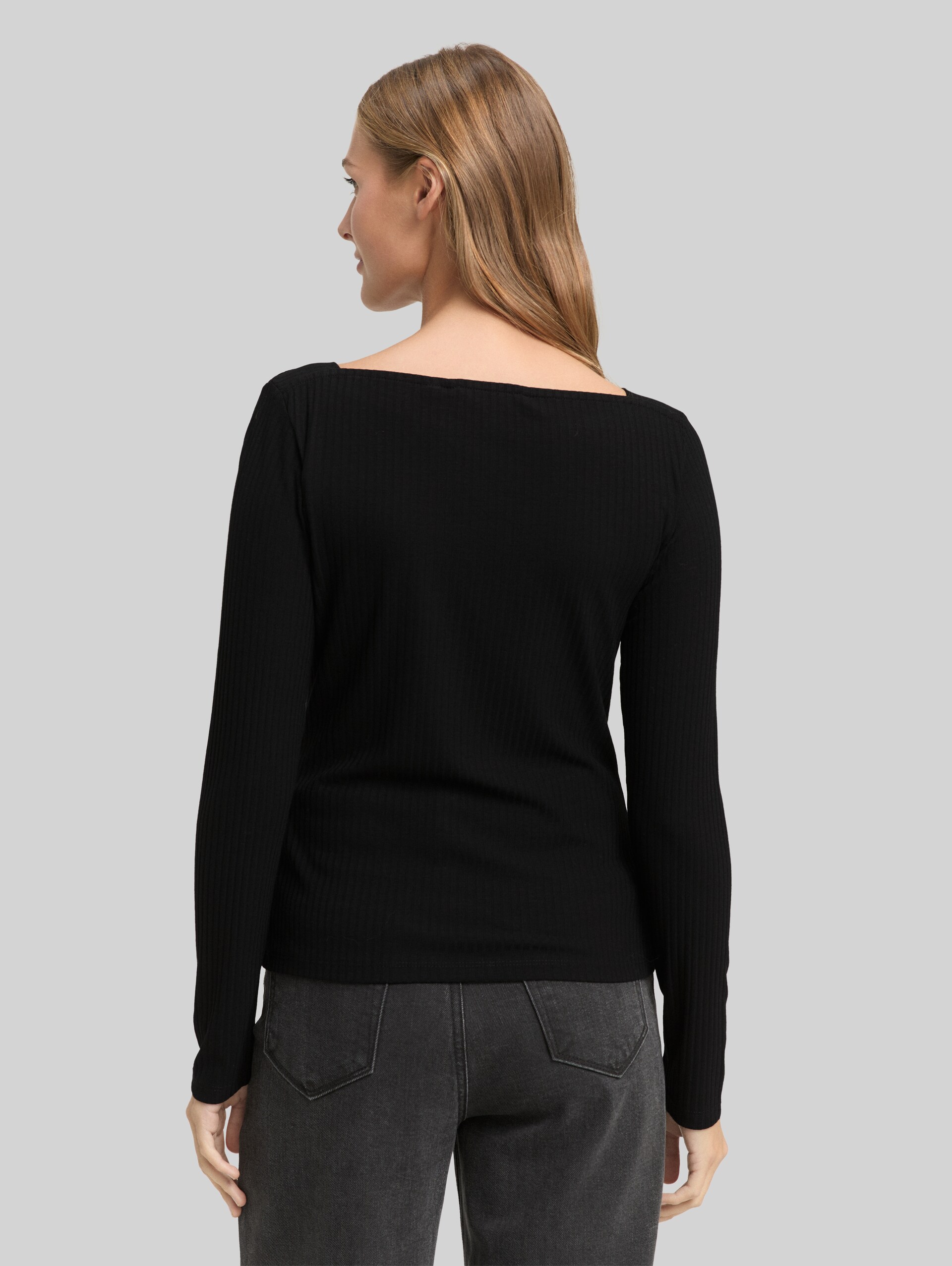 Slim fit long-sleeved shirt with boat neck - deep black - Neckline model-back view