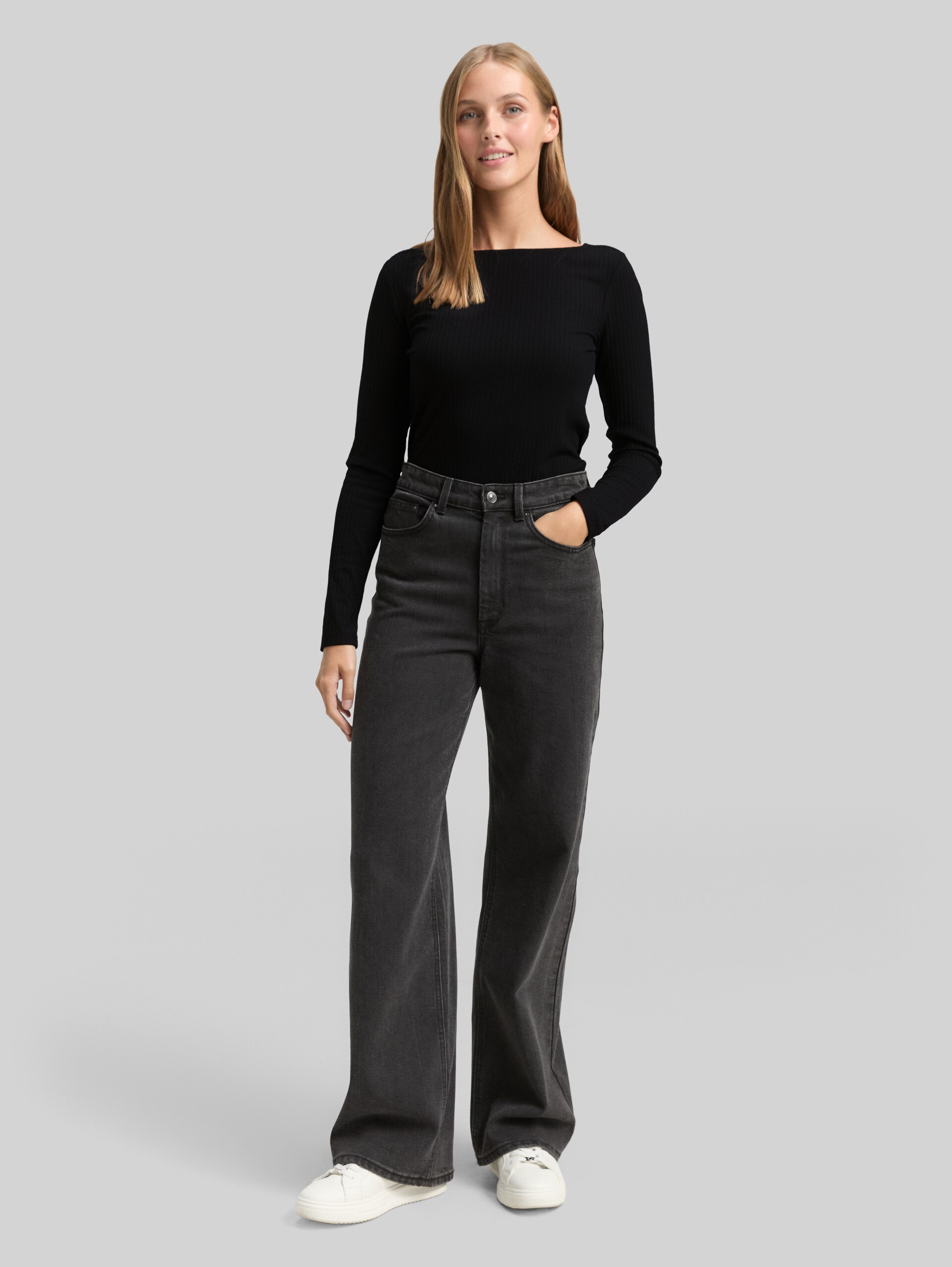 Slim fit long-sleeved shirt with boat neck - deep black - Model front view