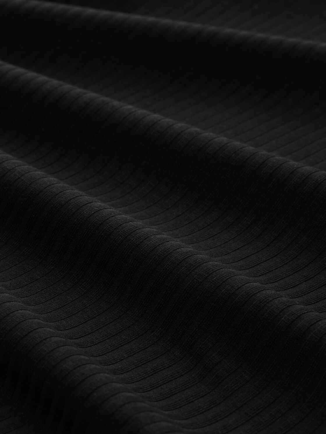 Slim Fit Langarmshirt mit U-Boot-Ausschnitt - deep black - Material-Ansicht