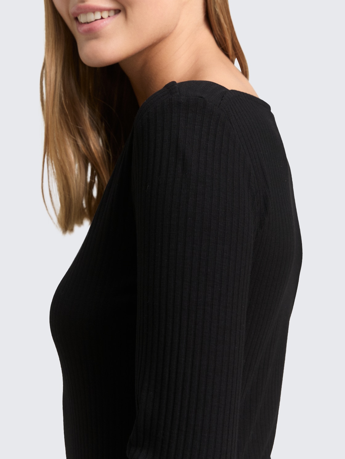 Slim Fit Langarmshirt mit U-Boot-Ausschnitt - deep black - Detail-Model-Ansicht