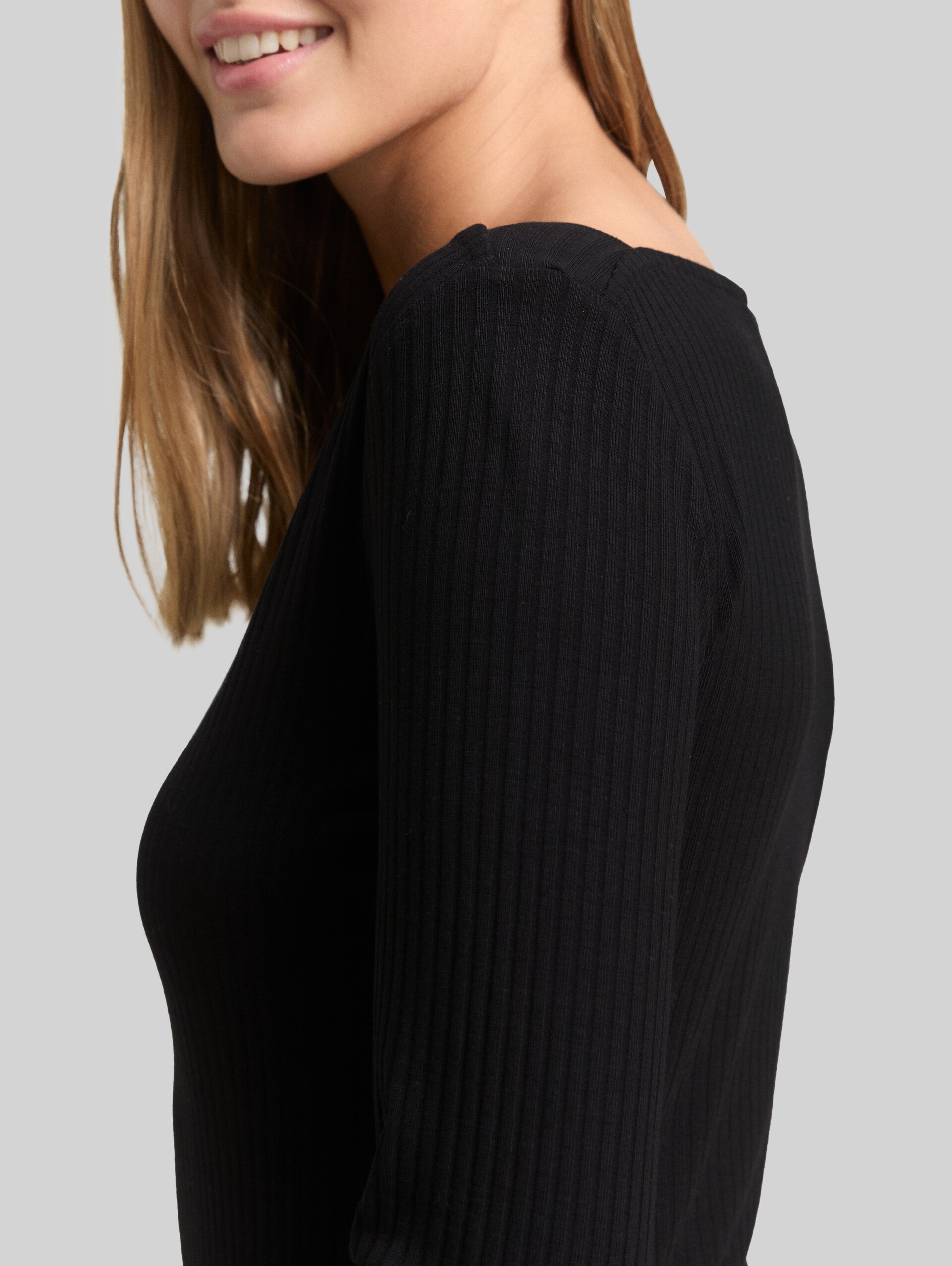 Slim fit long-sleeved shirt with boat neck - deep black - Detail model view