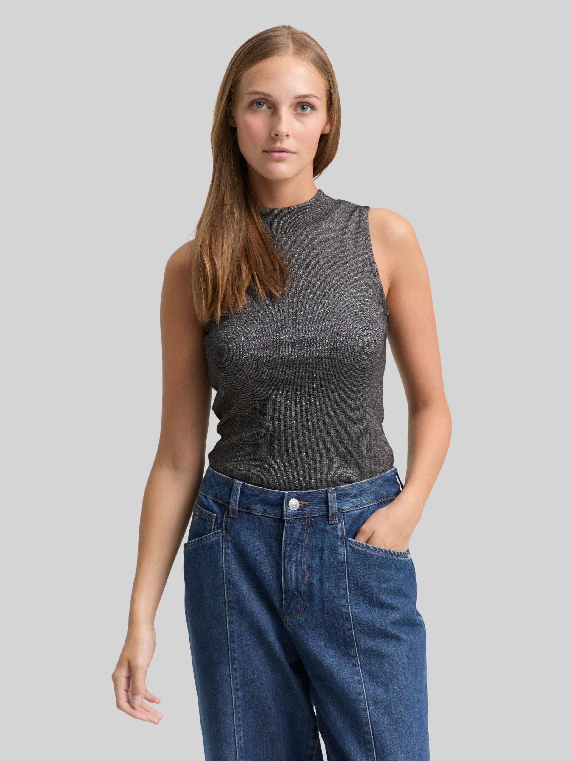 Slim fit top with glitter effect - black glitter - Neckline model front view