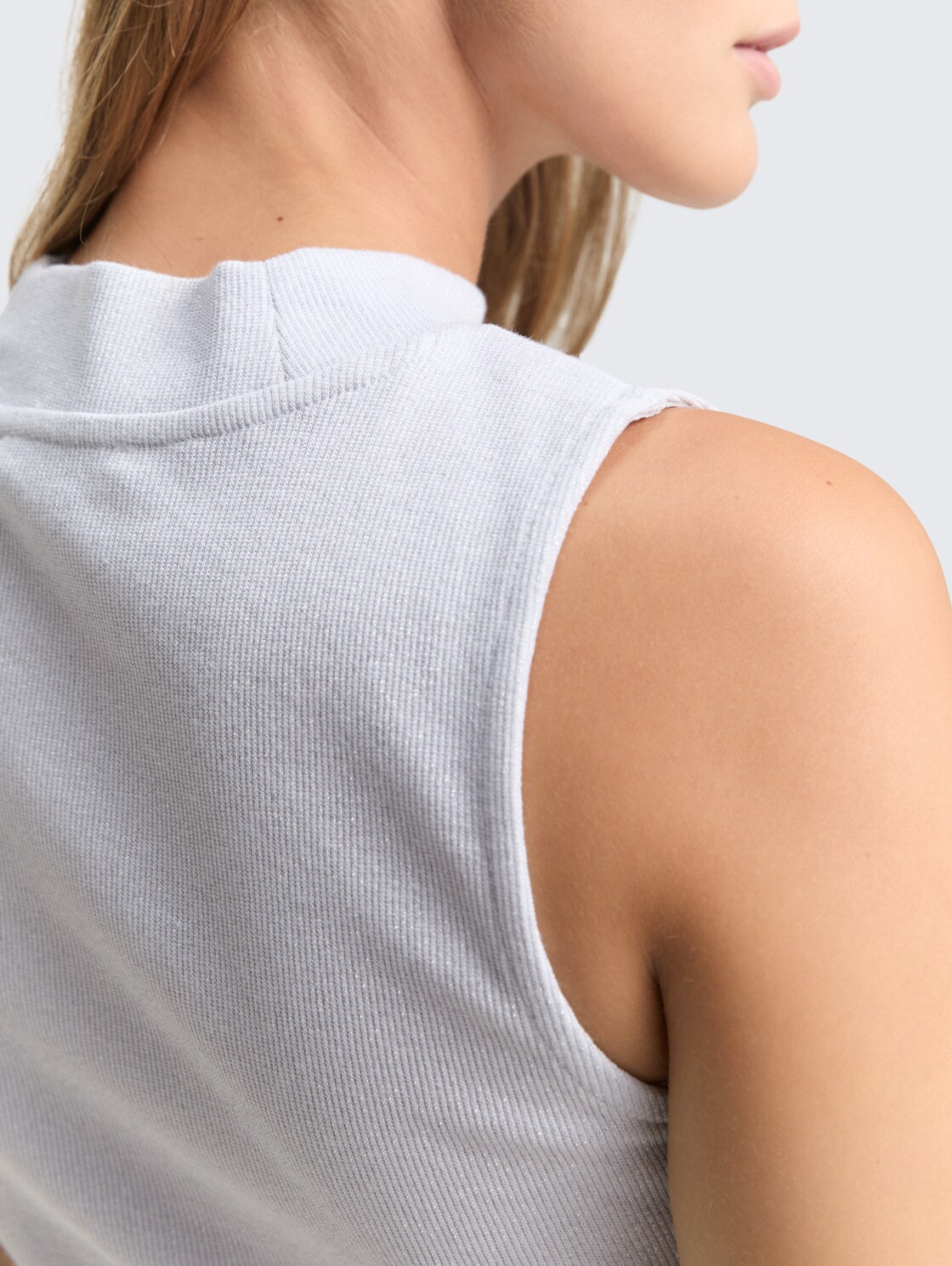 Slim Fit Top mit Glitzer-Effekt - white glitter - Detail-Model-Ansicht