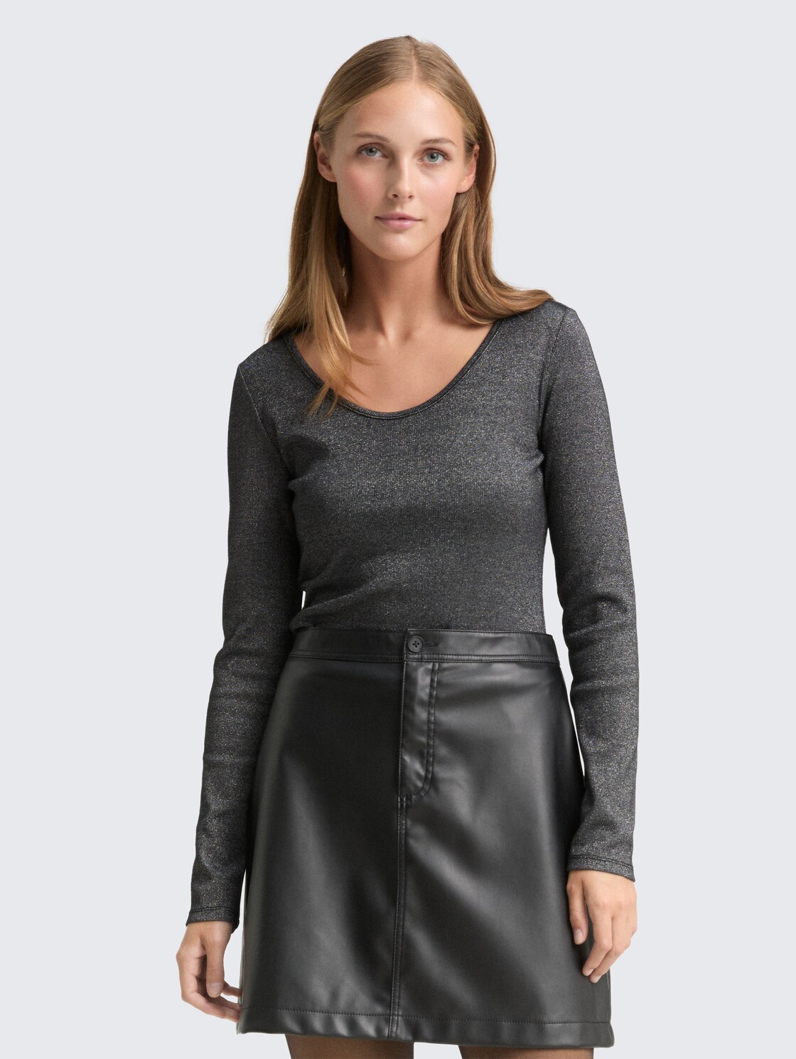 Slim Fit Langarmshirt mit Glitzer-Effekt - black glitter - Ausschnitt Model-Vorderansicht