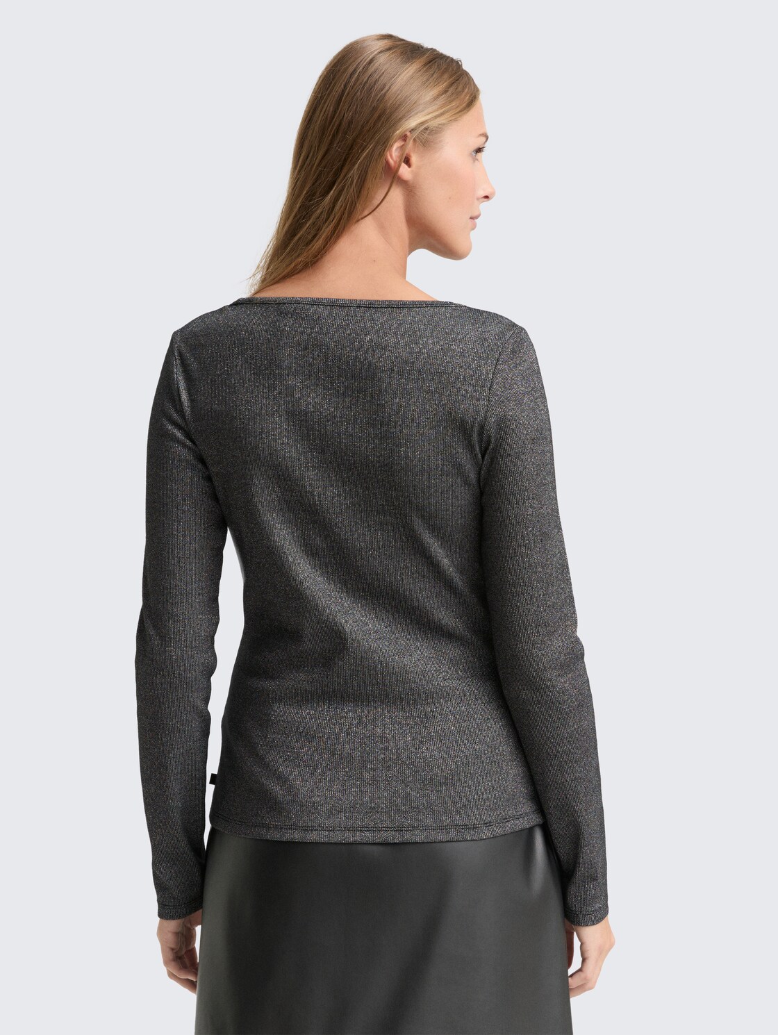 Slim Fit Langarmshirt mit Glitzer-Effekt - black glitter - Auschnitt Model-Rückansicht