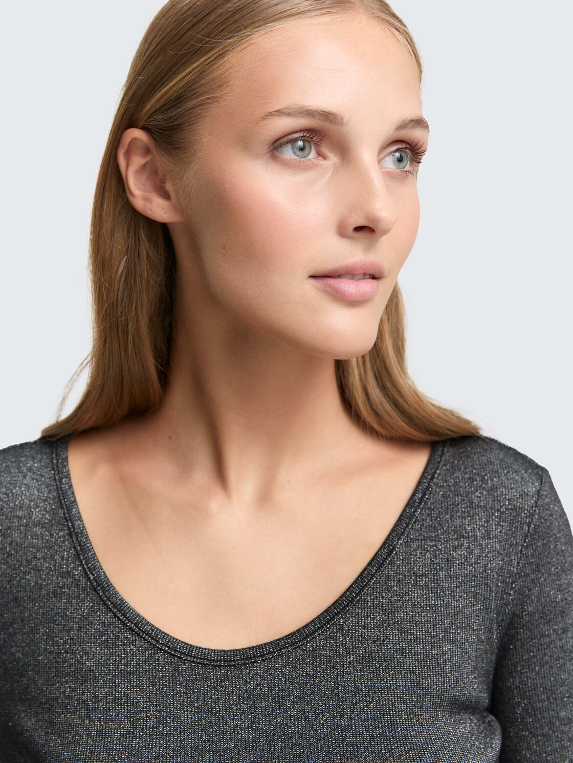 Slim Fit Langarmshirt mit Glitzer-Effekt - black glitter - Detail-Model-Ansicht