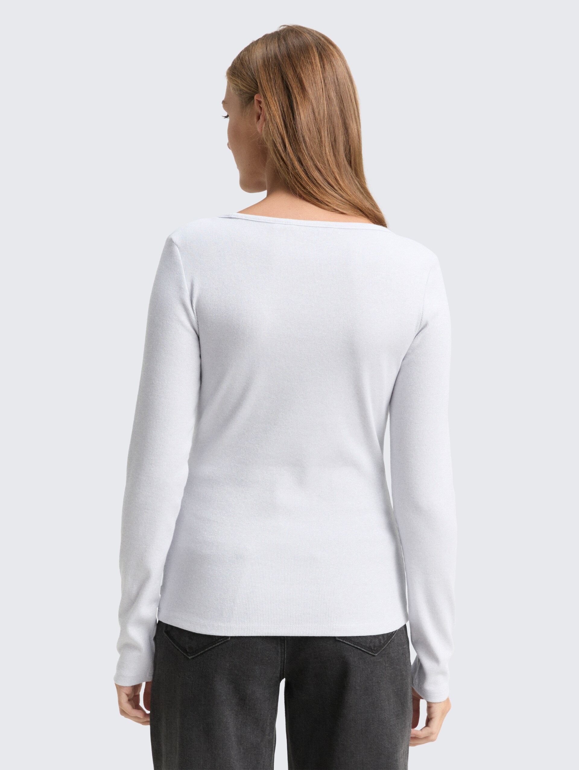 Slim Fit Langarmshirt mit Glitzer-Effekt - white glitter - Auschnitt Model-Rückansicht