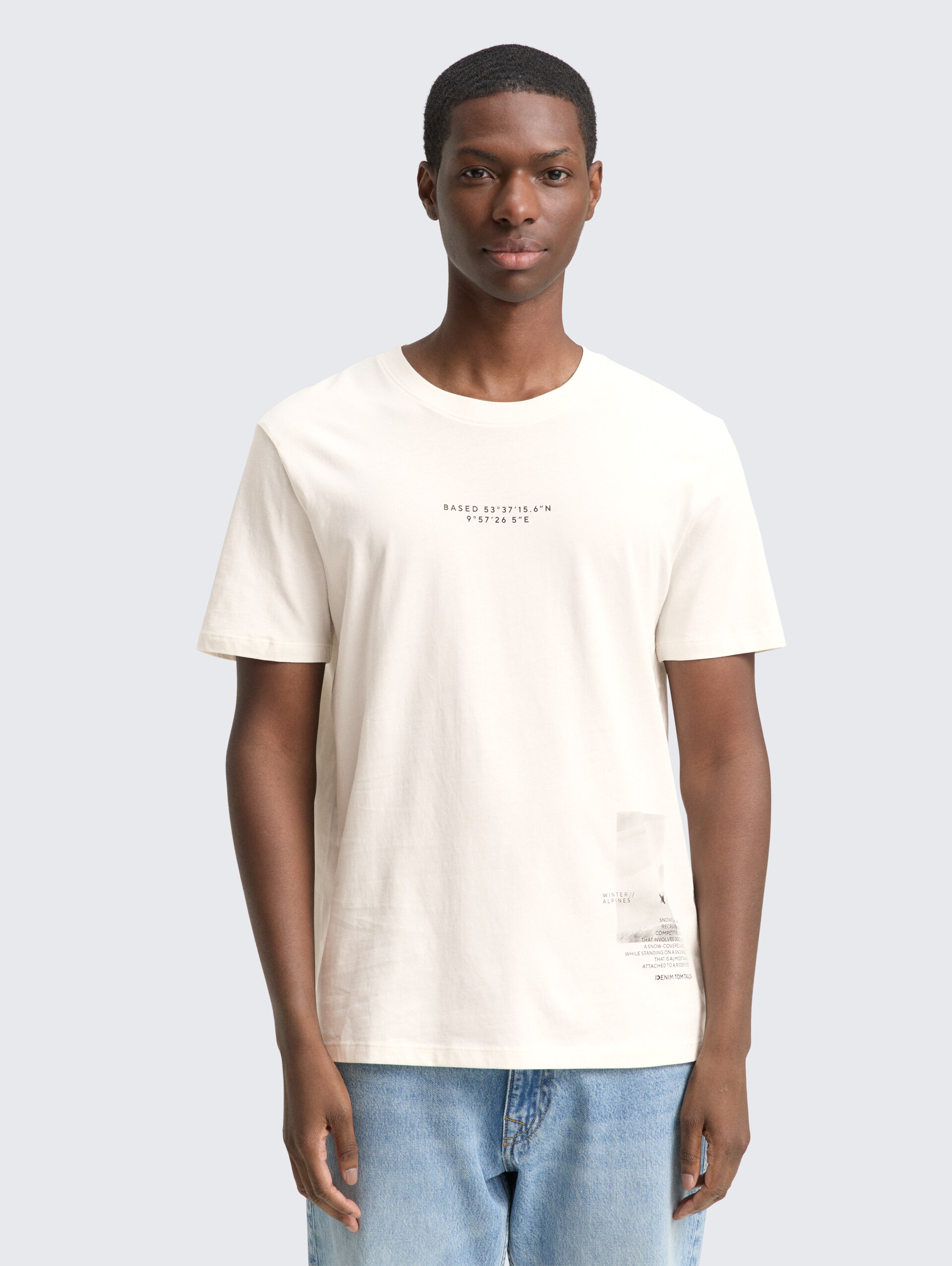 T-Shirt mit Foto-Print - Wool White - Ausschnitt Model-Vorderansicht