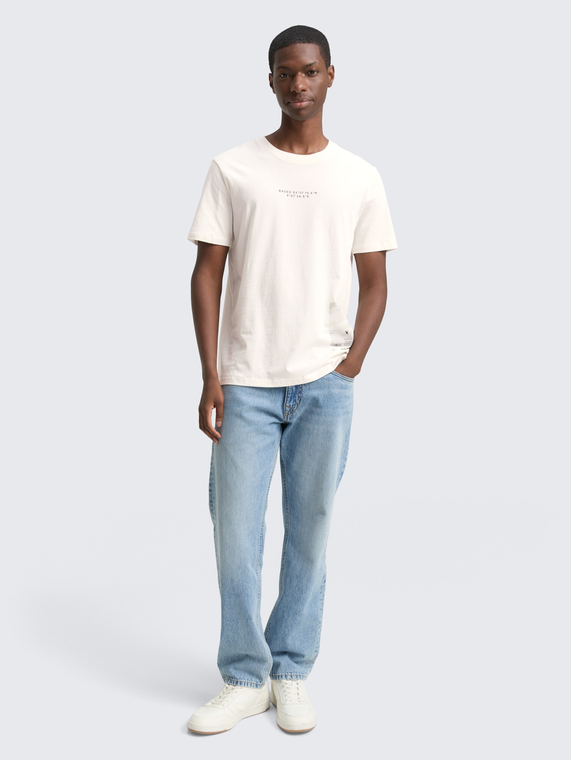 T-Shirt mit Foto-Print - Wool White - Model-Vorderansicht