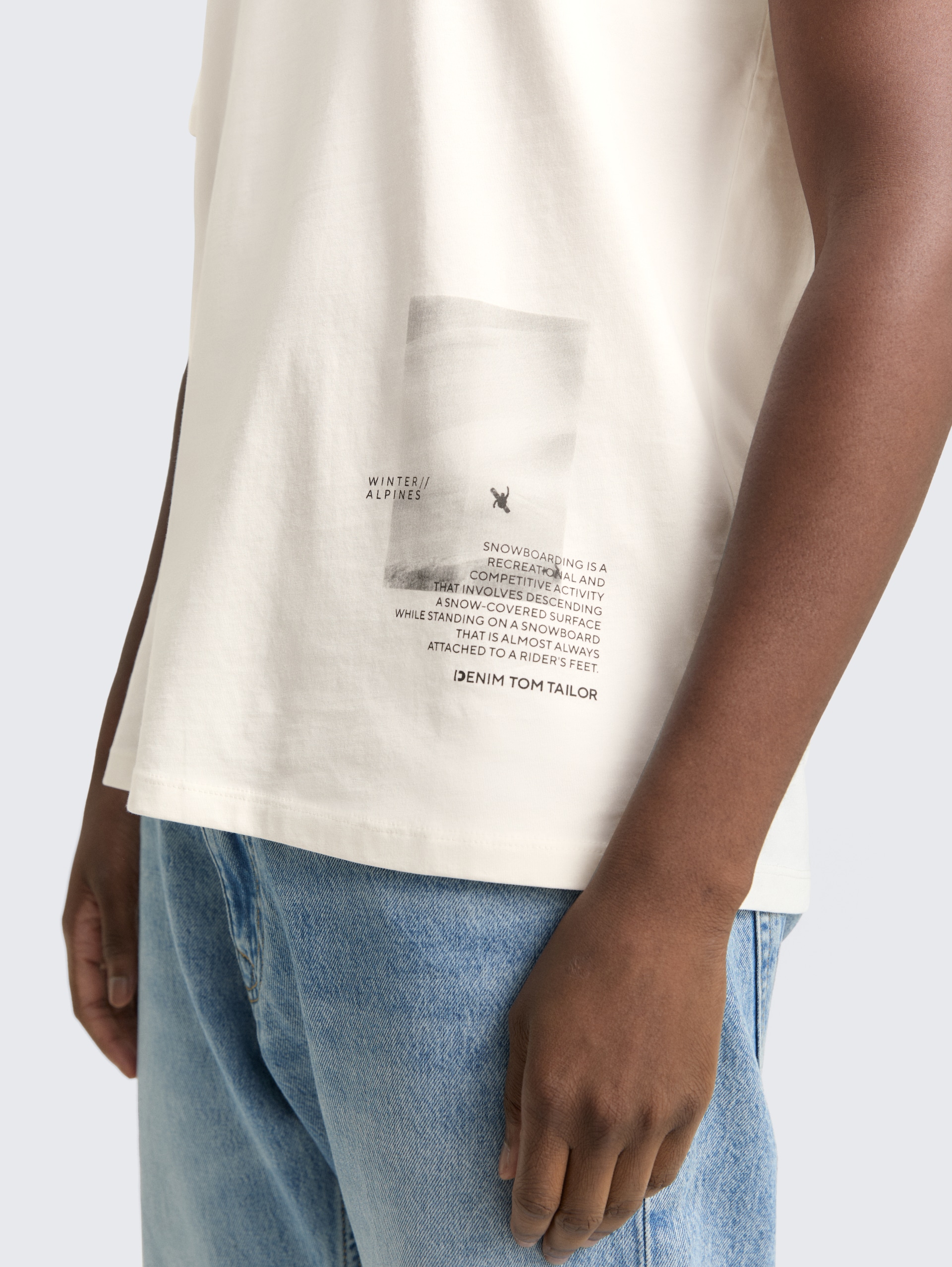 T-Shirt mit Foto-Print - Wool White - Detail-Model-Ansicht