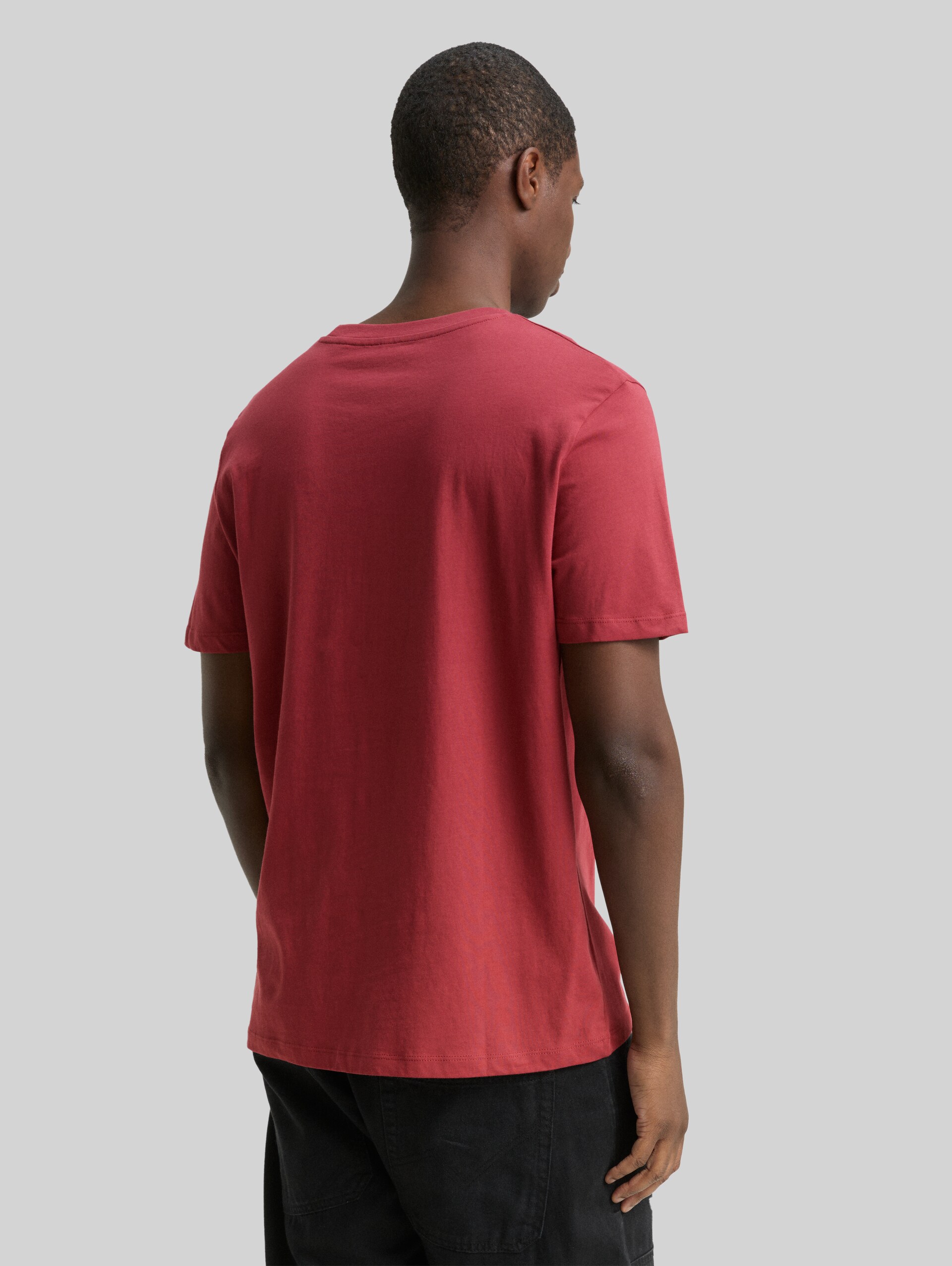 T-Shirt mit Foto-Print - burnt russet - Auschnitt Model-Rückansicht