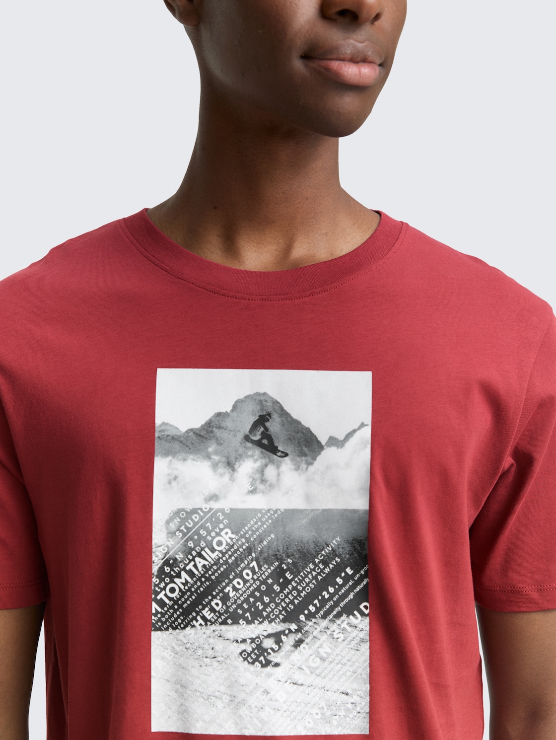 T-Shirt mit Foto-Print - burnt russet - Detail-Model-Ansicht