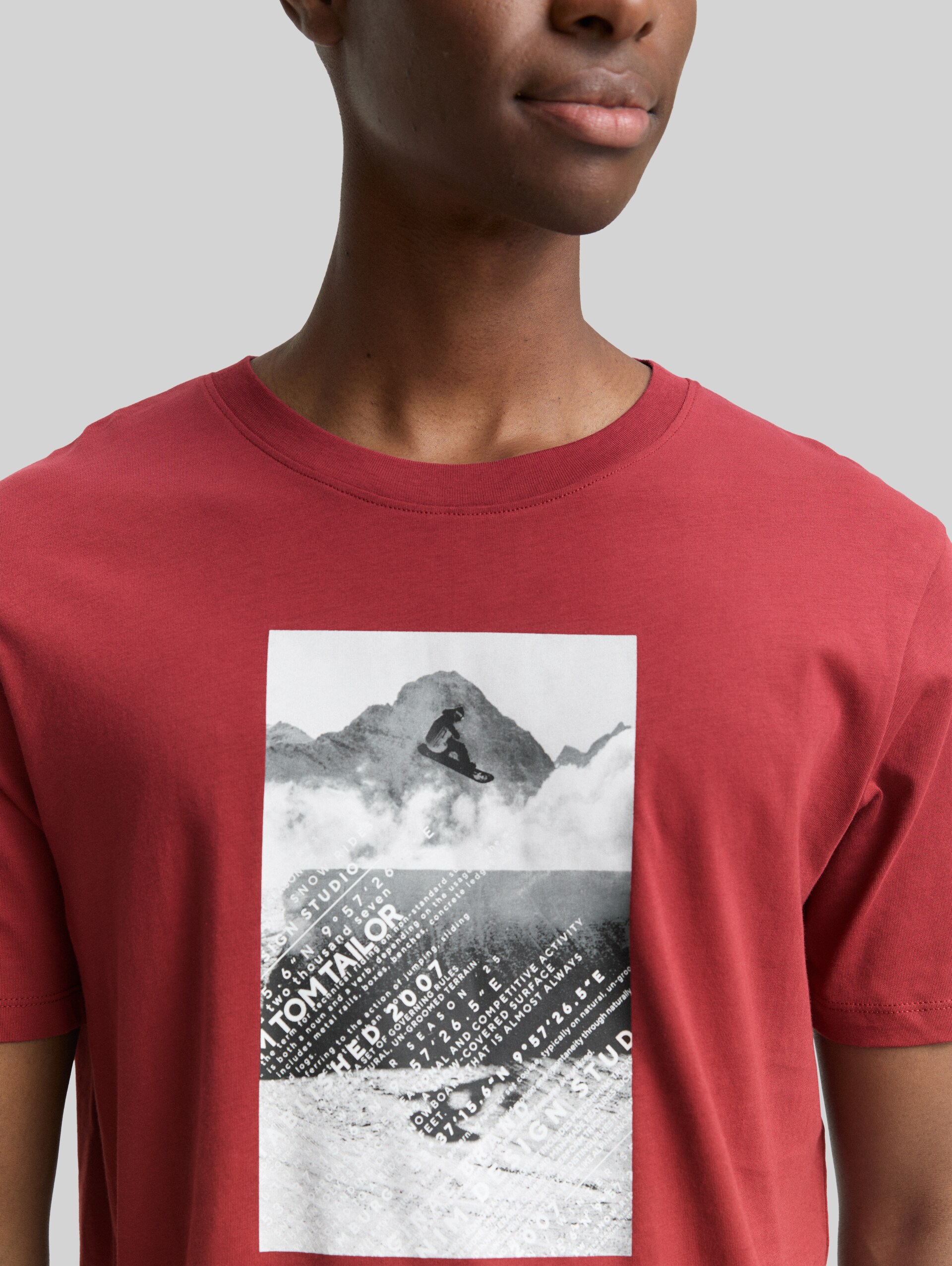 T-Shirt mit Foto-Print - burnt russet - Detail-Model-Ansicht
