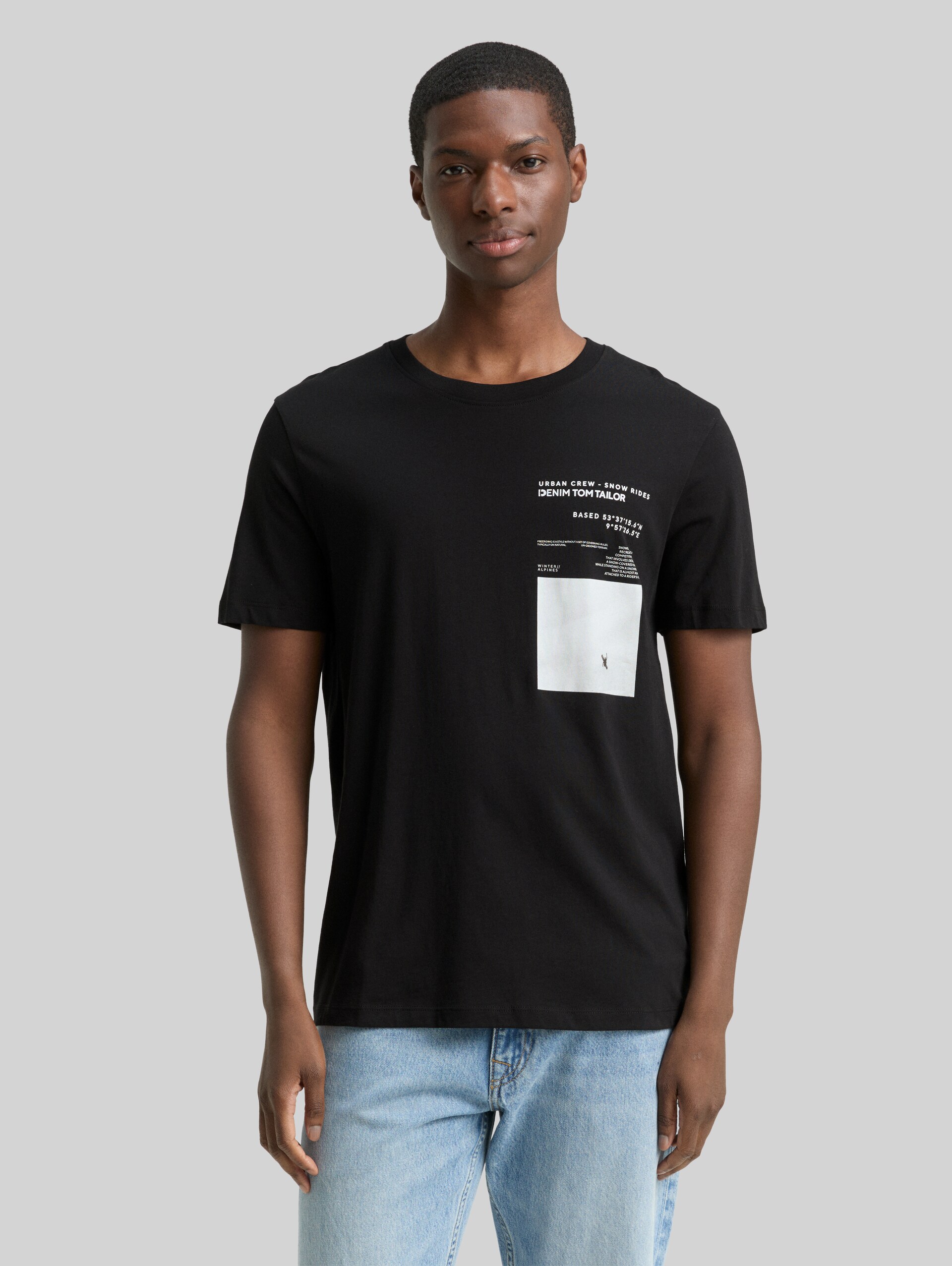 T-Shirt mit Foto-Print - Black - Ausschnitt Model-Vorderansicht