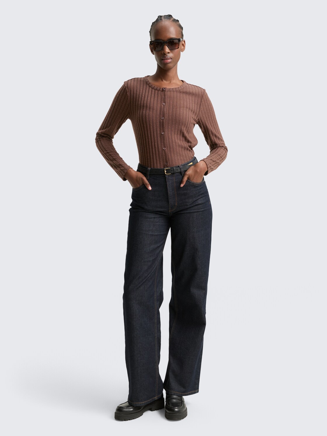 Slim Fit Langarmshirt mit Deko-Knopfleiste - soft chocolate brown - Model-Vorderansicht