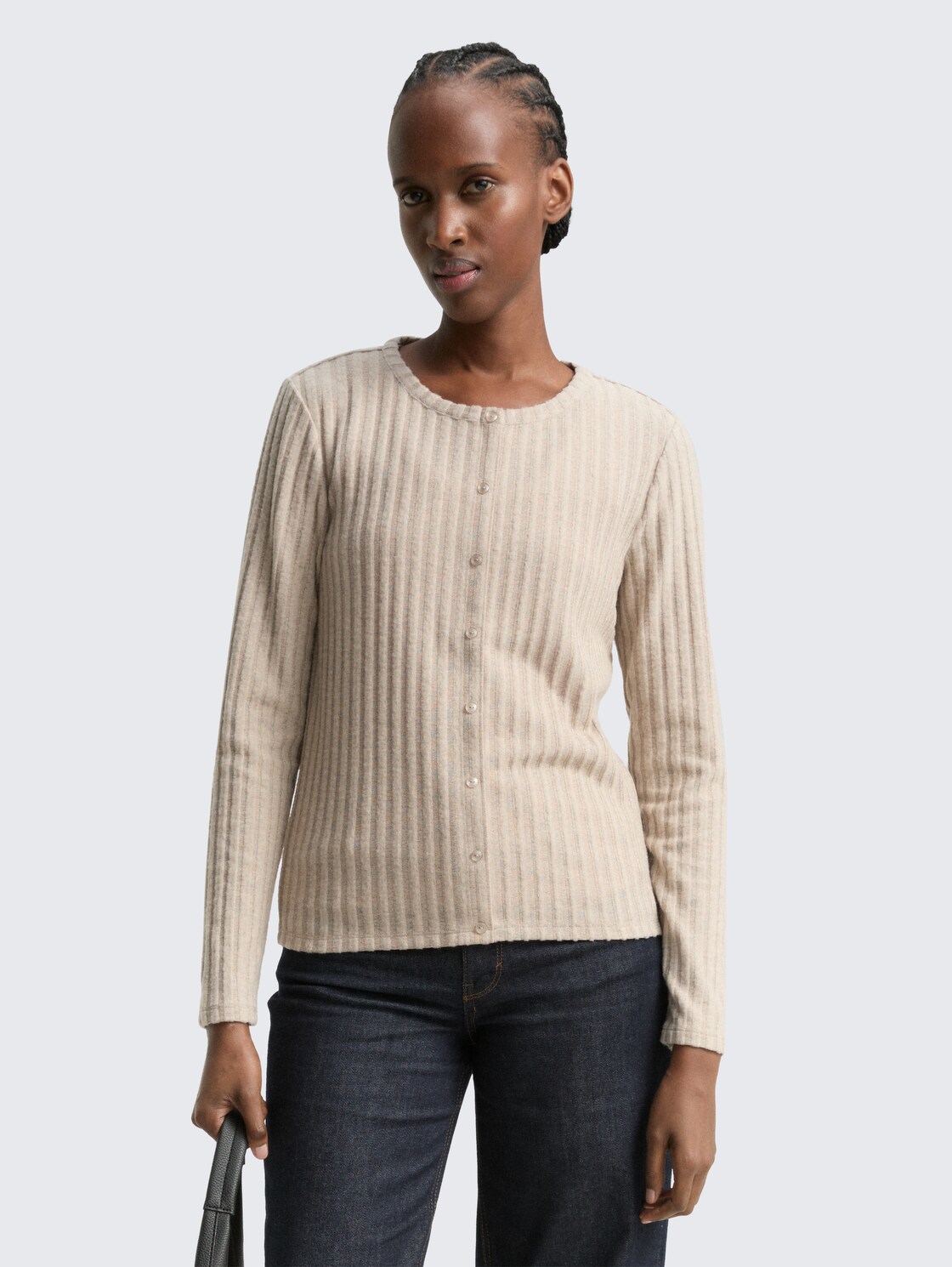 Slim Fit Langarmshirt mit Deko-Knopfleiste - cosy beige melange - Ausschnitt Model-Vorderansicht