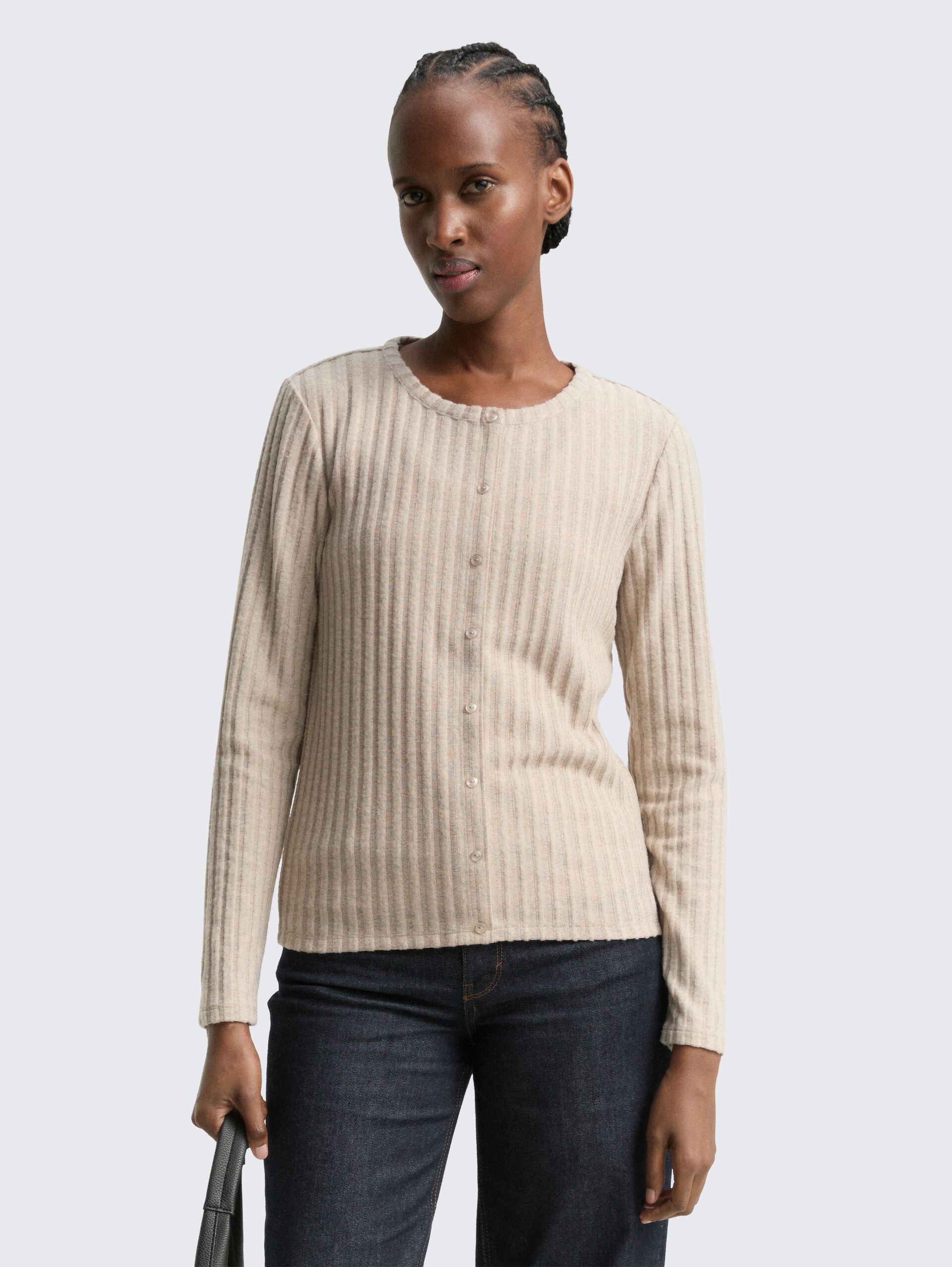 Slim Fit Langarmshirt mit Deko-Knopfleiste - cosy beige melange - Ausschnitt Model-Vorderansicht