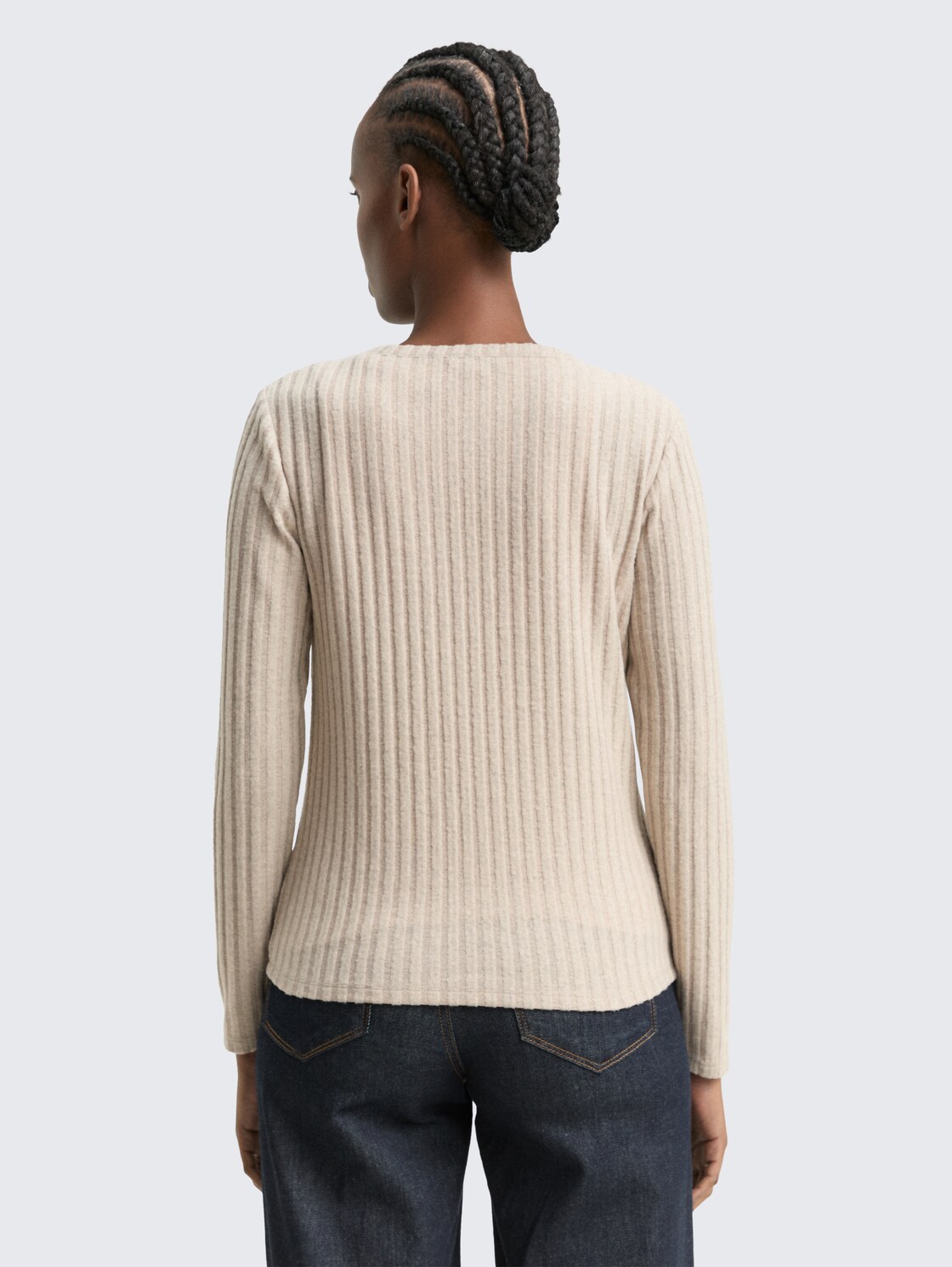 Slim Fit Langarmshirt mit Deko-Knopfleiste - cosy beige melange - Auschnitt Model-Rückansicht