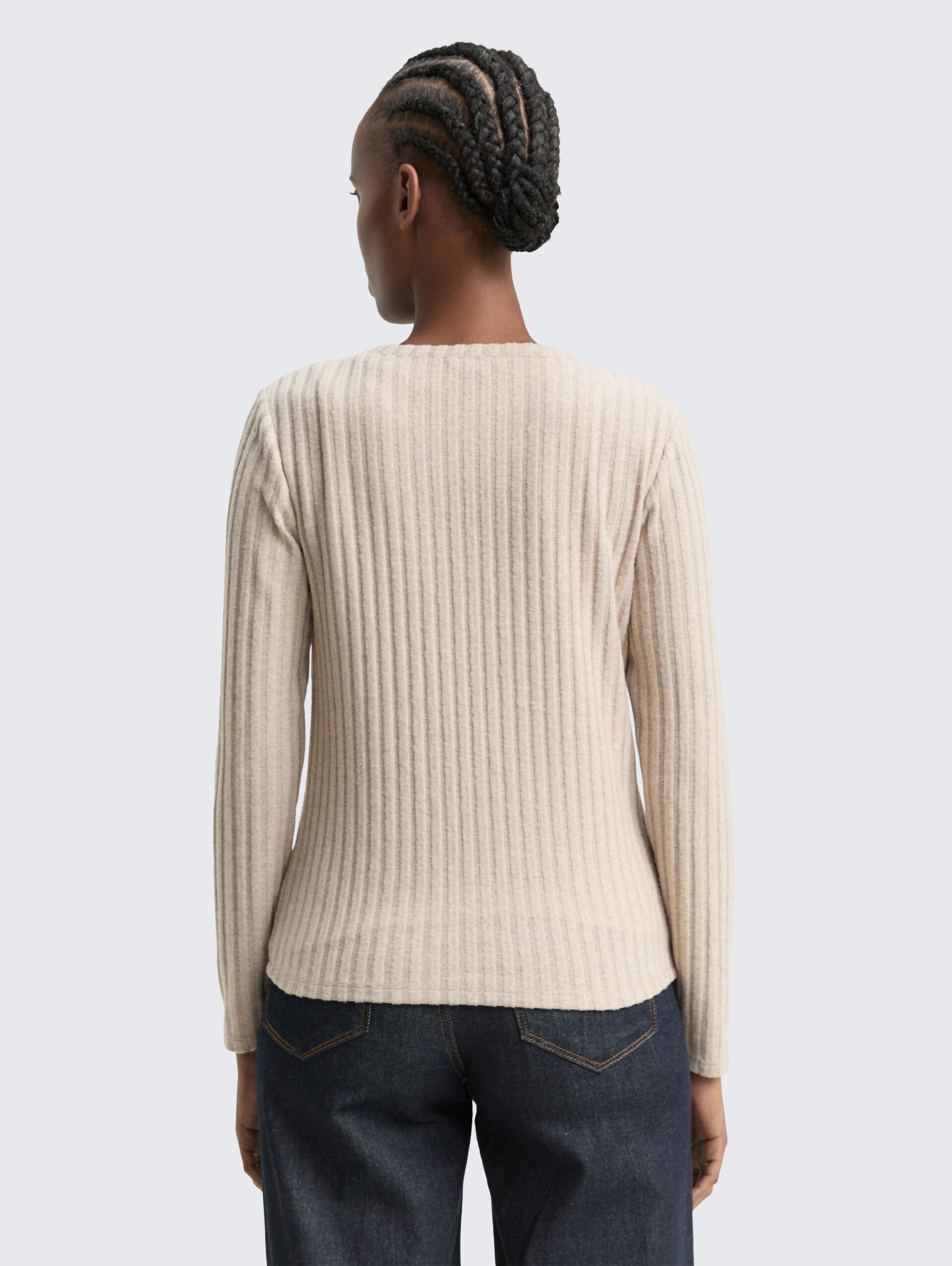 Slim Fit Langarmshirt mit Deko-Knopfleiste - cosy beige melange - Auschnitt Model-Rückansicht