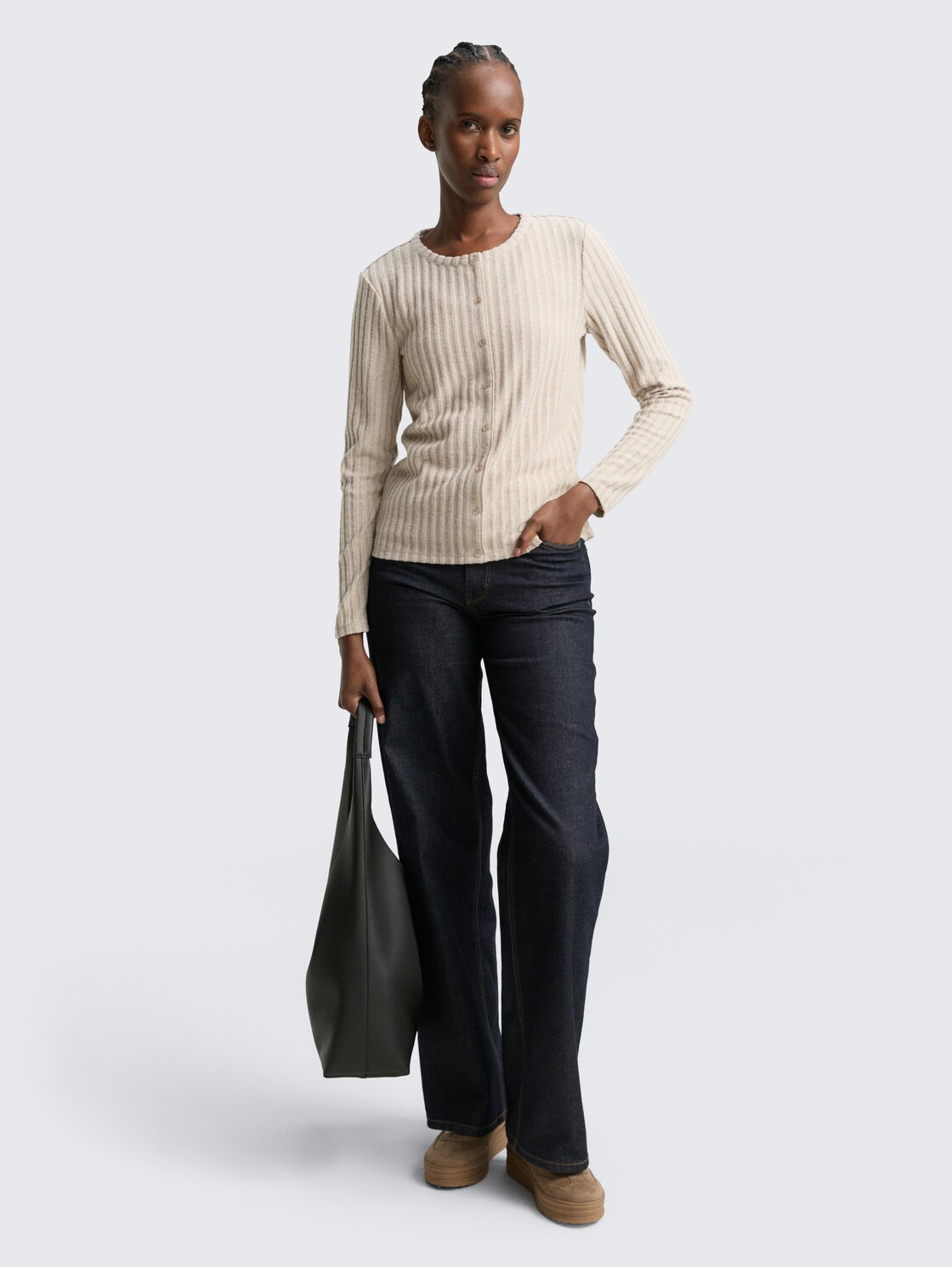 Slim Fit Langarmshirt mit Deko-Knopfleiste - cosy beige melange - Model-Vorderansicht