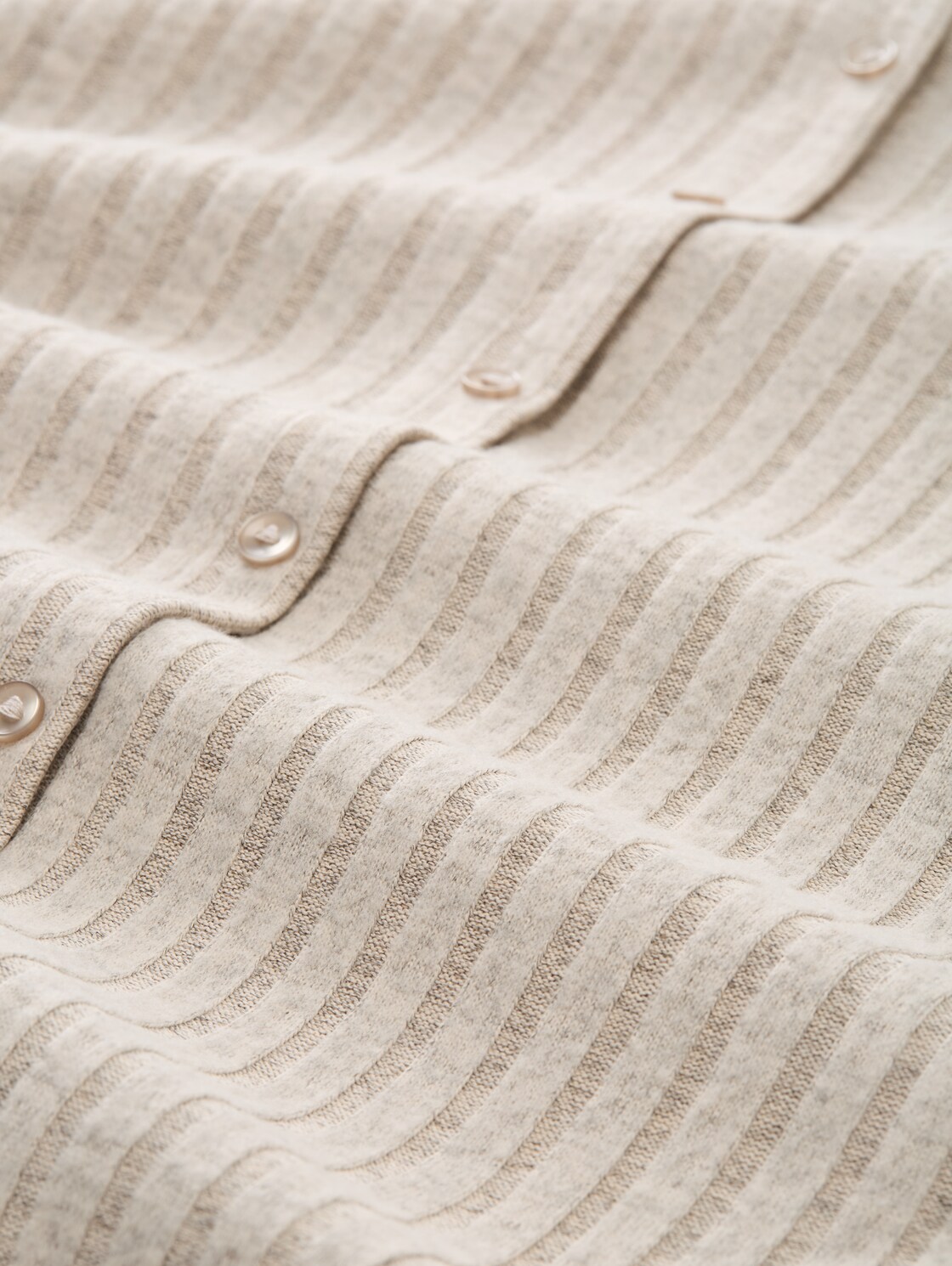 Slim Fit Langarmshirt mit Deko-Knopfleiste - cosy beige melange - Material-Ansicht