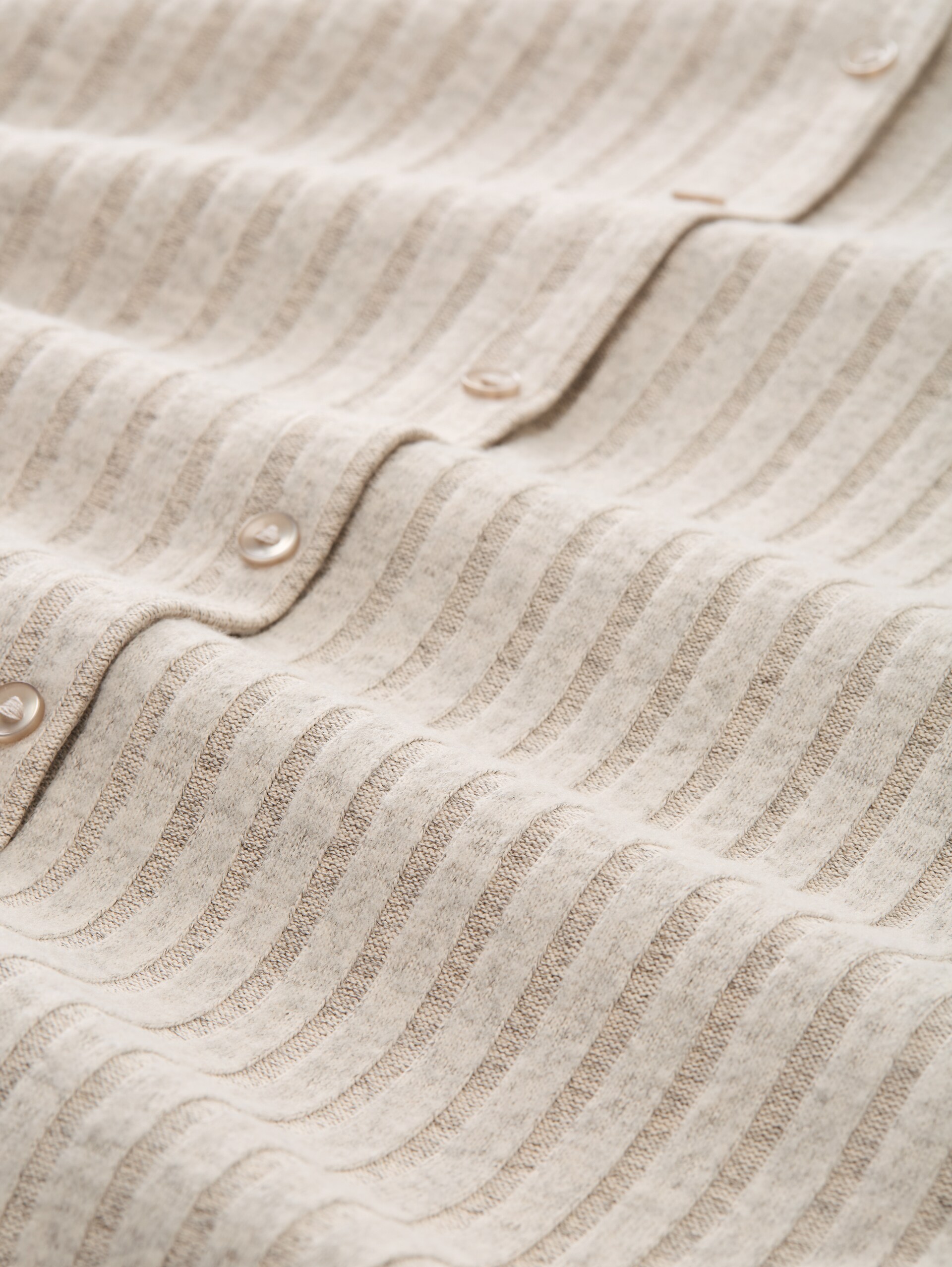 Slim Fit Langarmshirt mit Deko-Knopfleiste - cosy beige melange - Material-Ansicht