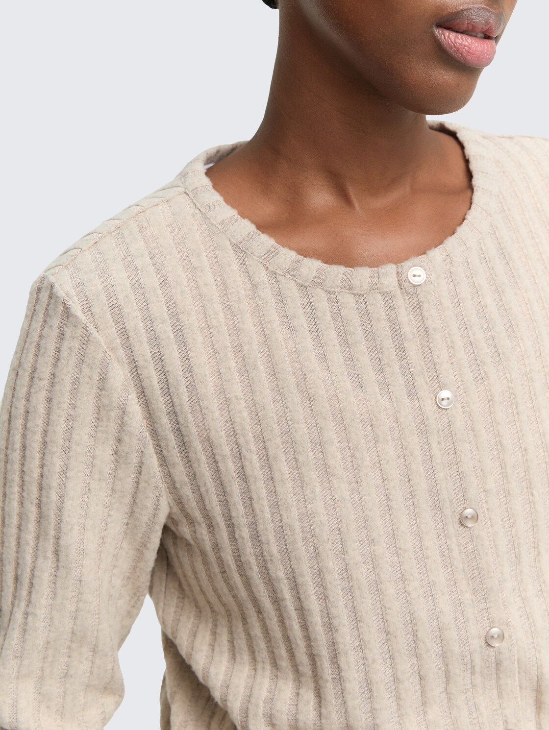 Slim Fit Langarmshirt mit Deko-Knopfleiste - cosy beige melange - Detail-Model-Ansicht