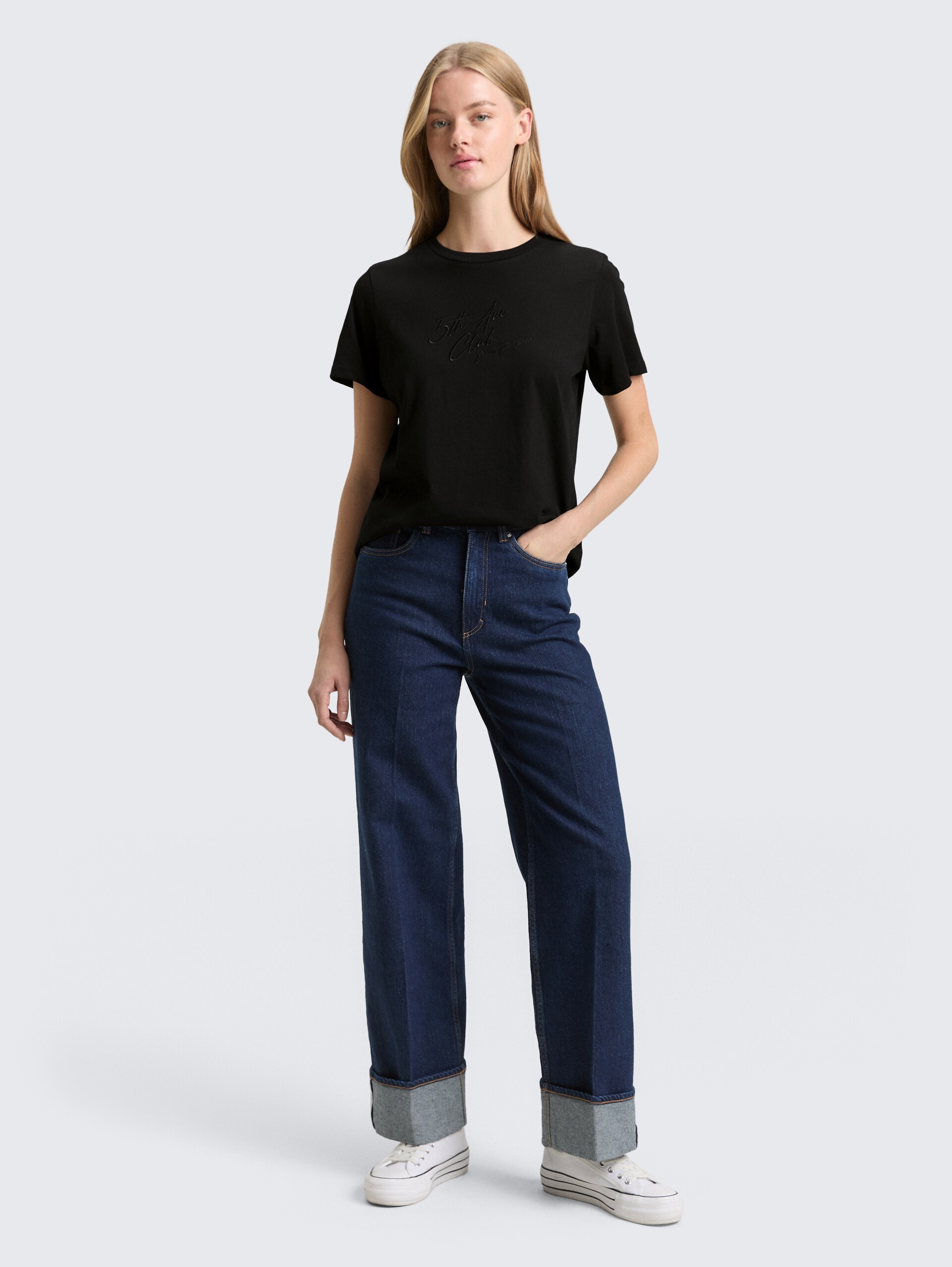 Loose Fit T-Shirt mit Glitzer-Stickerei - deep black - Model-Vorderansicht