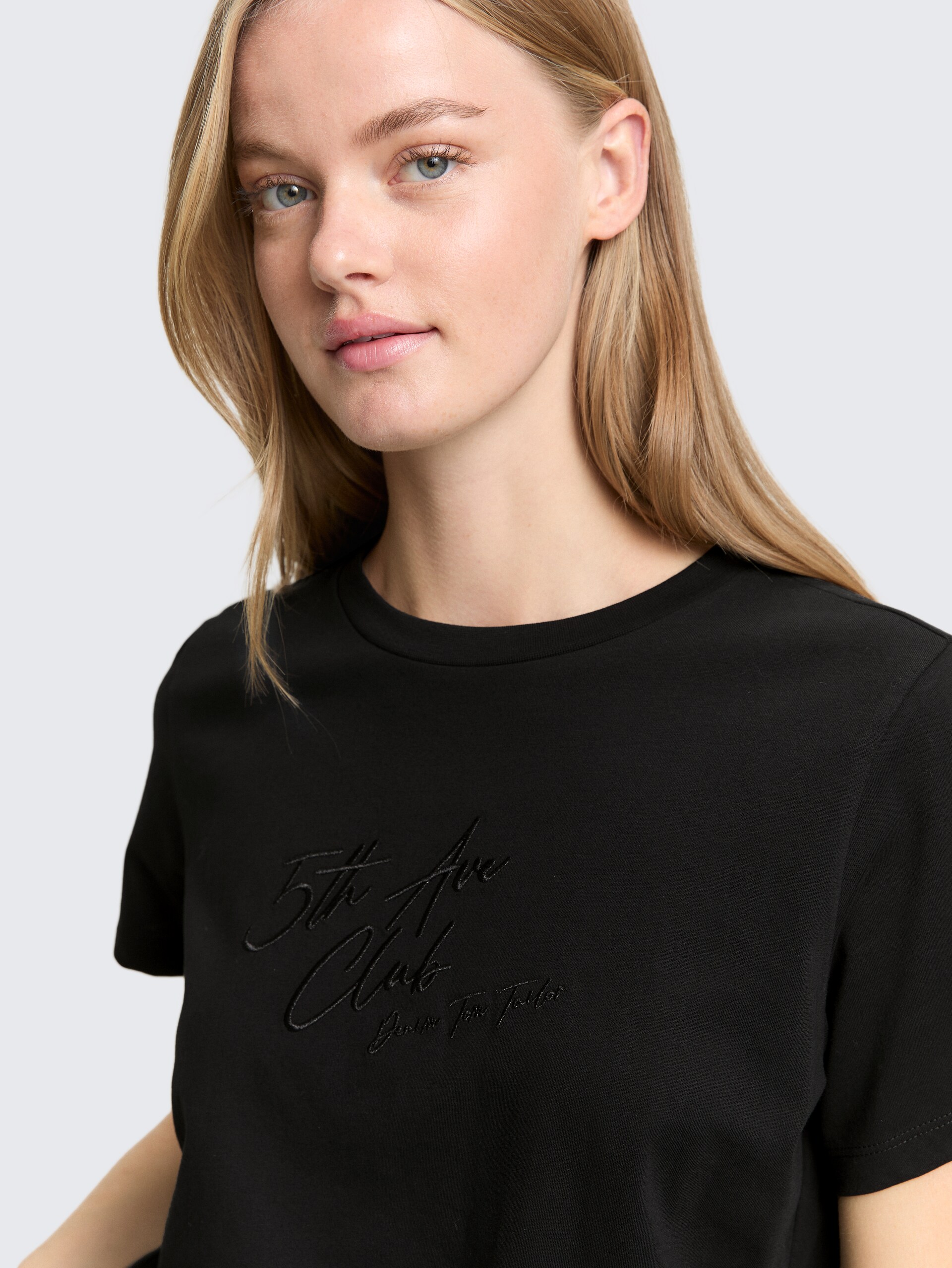 Loose Fit T-Shirt mit Glitzer-Stickerei - deep black - Detail-Model-Ansicht