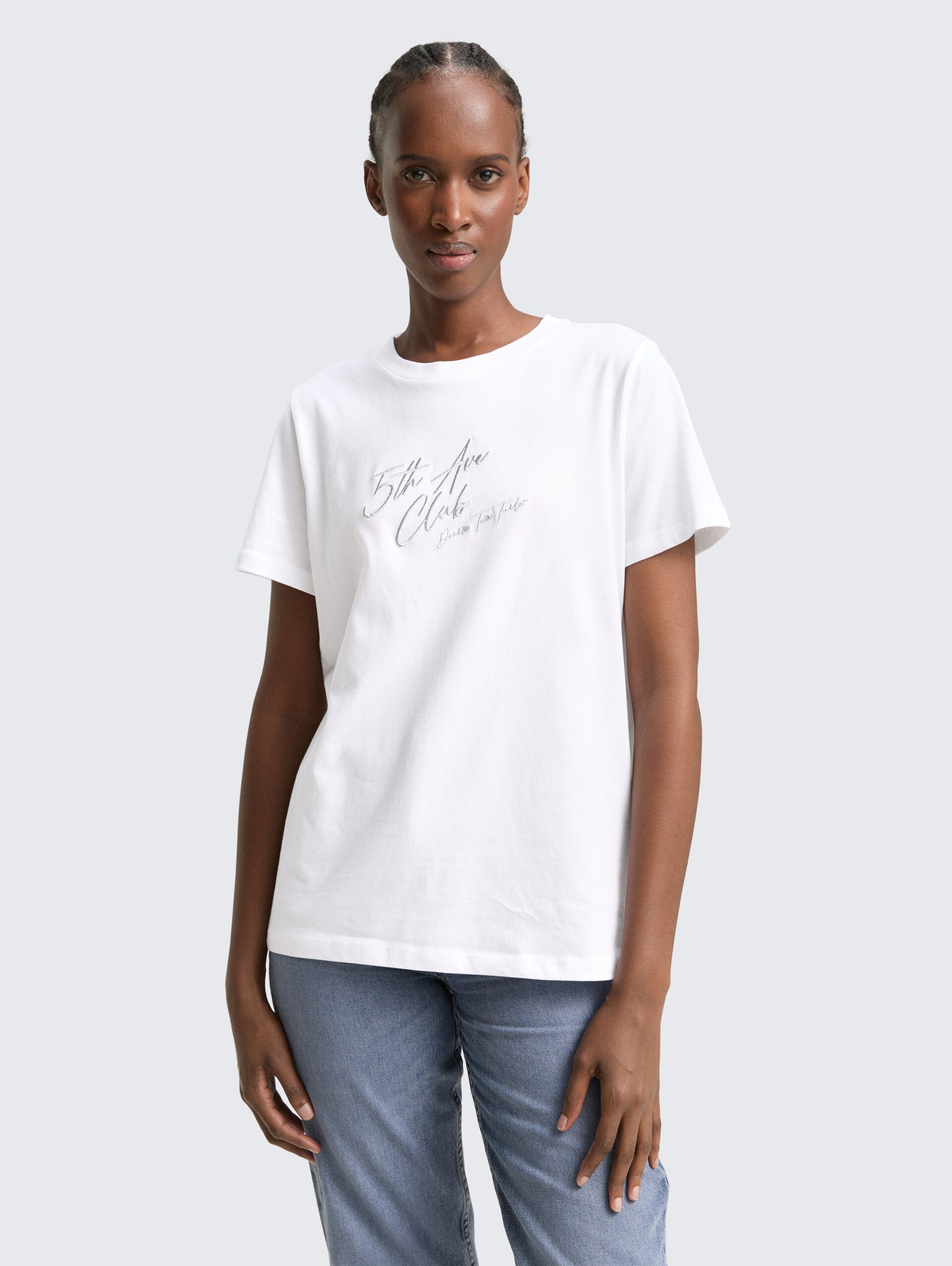 Loose Fit T-Shirt mit Glitzer-Stickerei - White - Ausschnitt Model-Vorderansicht