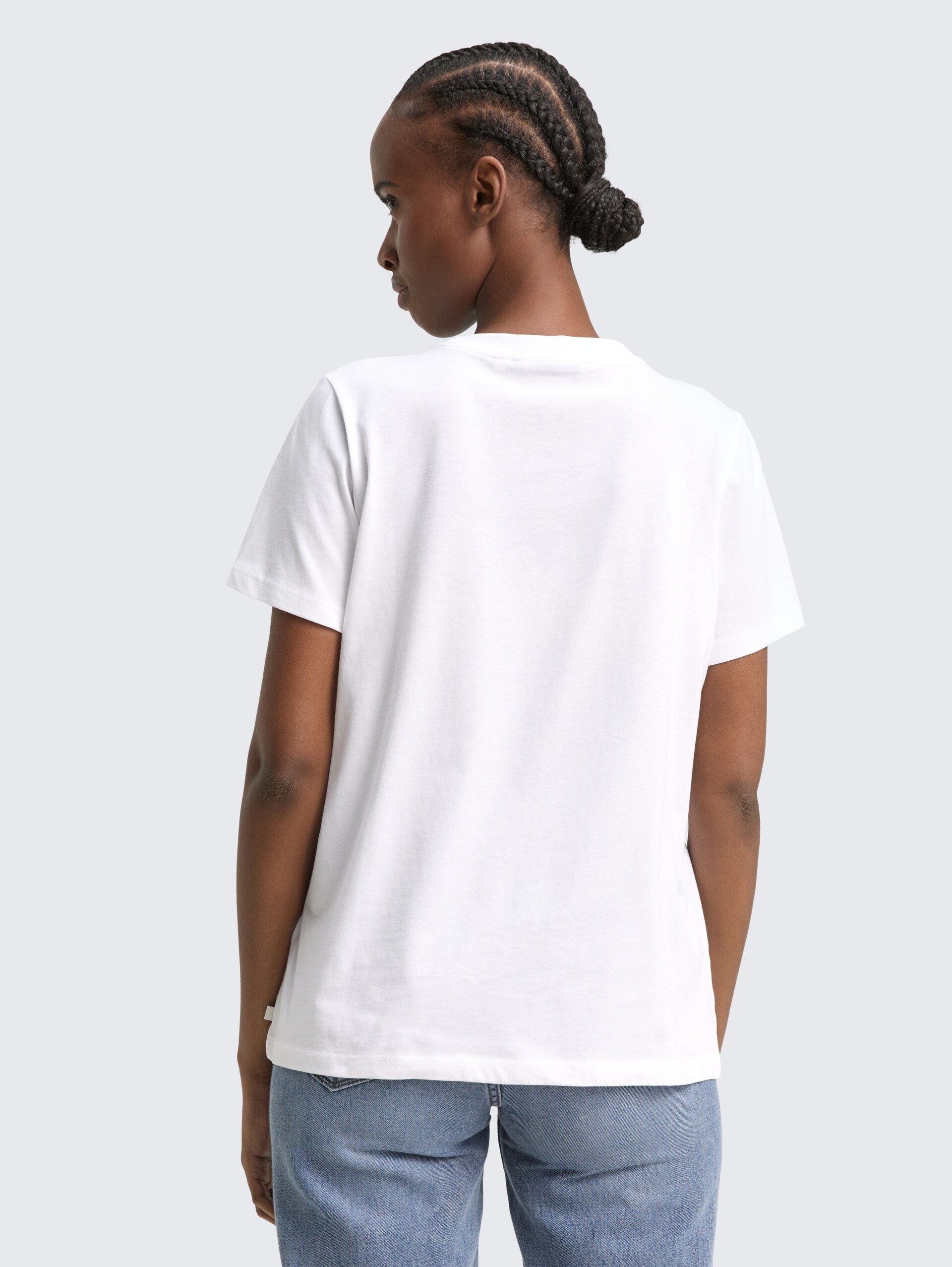 Loose Fit T-Shirt mit Glitzer-Stickerei - White - Auschnitt Model-Rückansicht