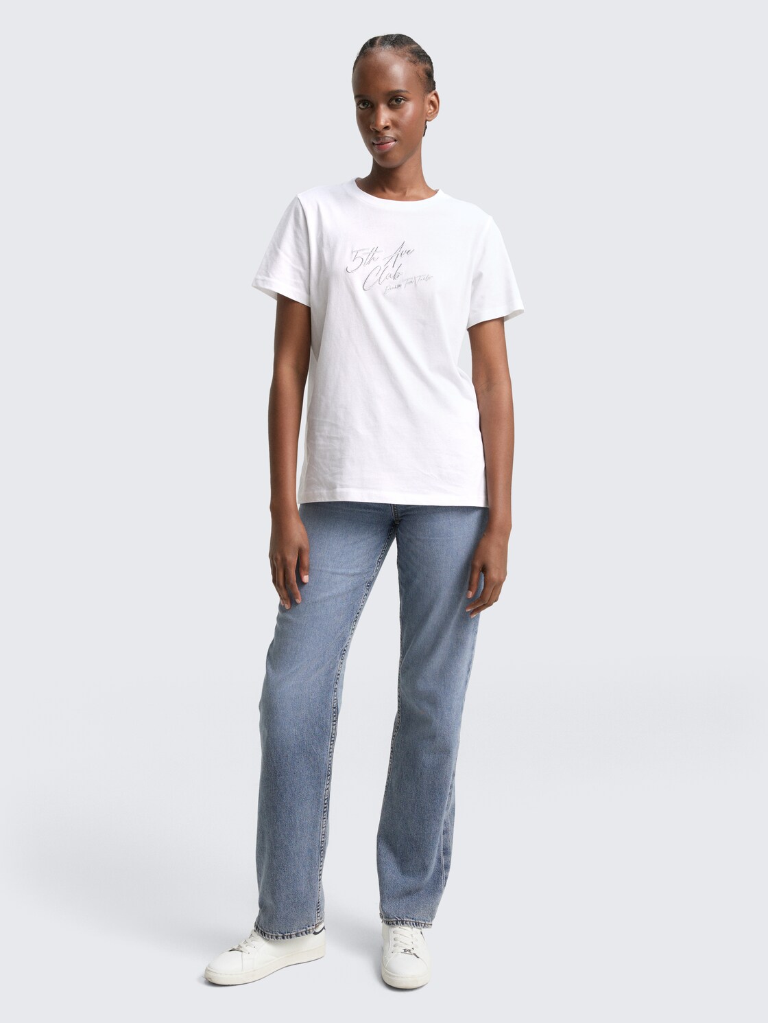 Loose Fit T-Shirt mit Glitzer-Stickerei - White - Model-Vorderansicht