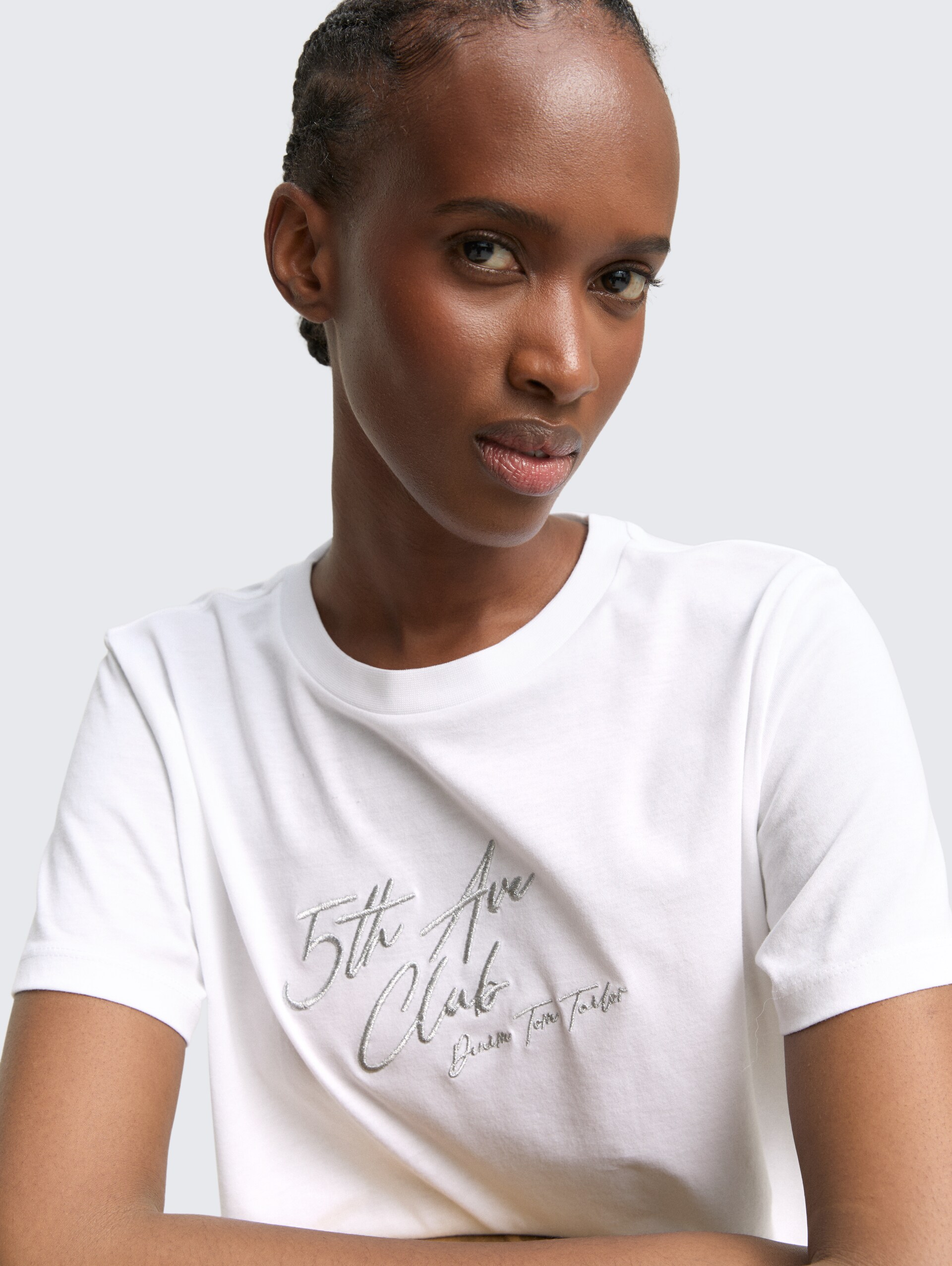 Loose Fit T-Shirt mit Glitzer-Stickerei - White - Detail-Model-Ansicht
