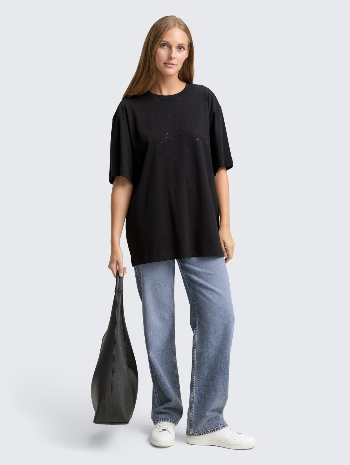 Oversize T-Shirt mit Strasssteinen - deep black - Model-Vorderansicht