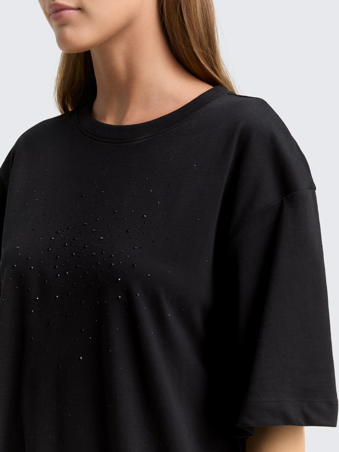 Oversize T-Shirt mit Strasssteinen - deep black - Detail-Model-Ansicht