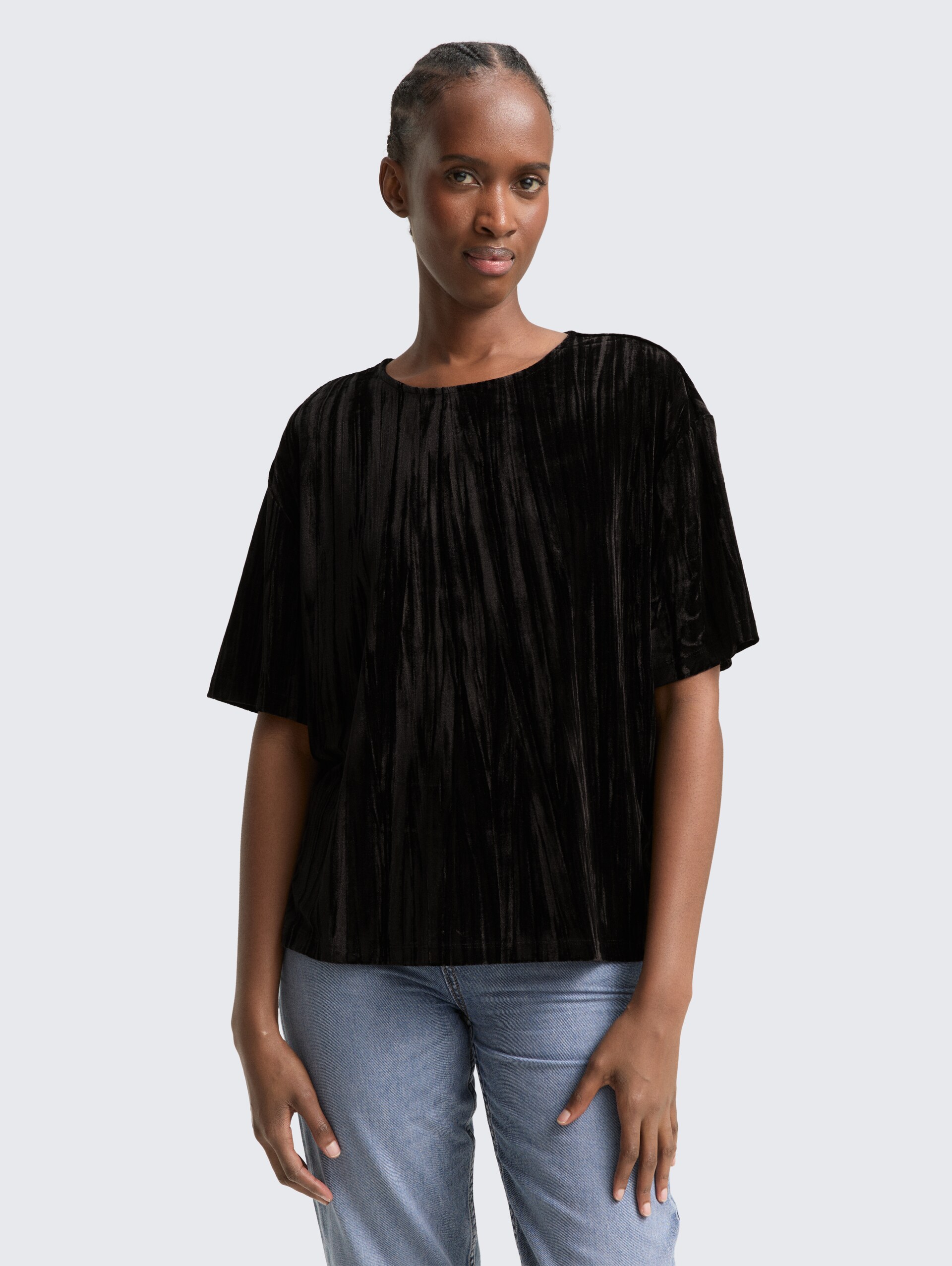Loose Fit T-Shirt aus Samt - deep black - Ausschnitt Model-Vorderansicht