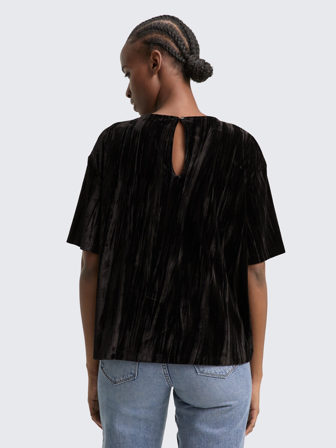 Loose Fit T-Shirt aus Samt - deep black - Auschnitt Model-Rückansicht