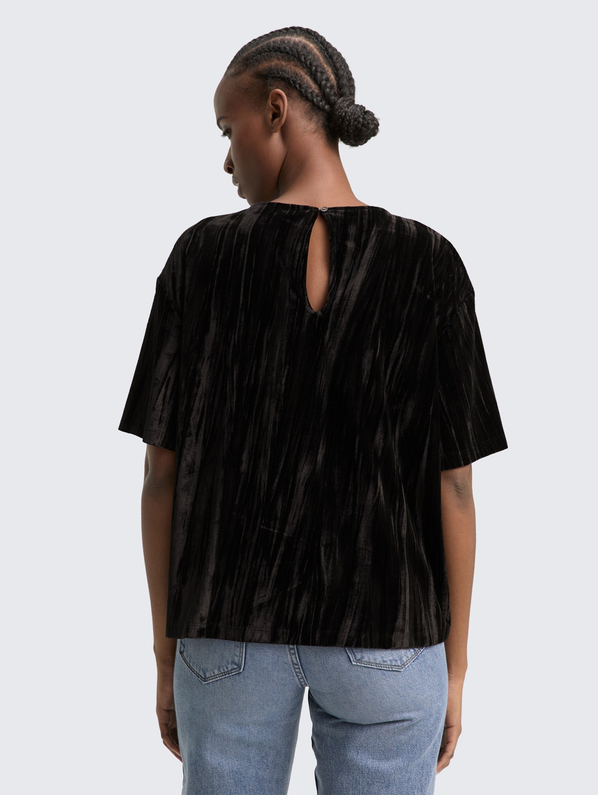 Loose Fit T-Shirt aus Samt - deep black - Auschnitt Model-Rückansicht