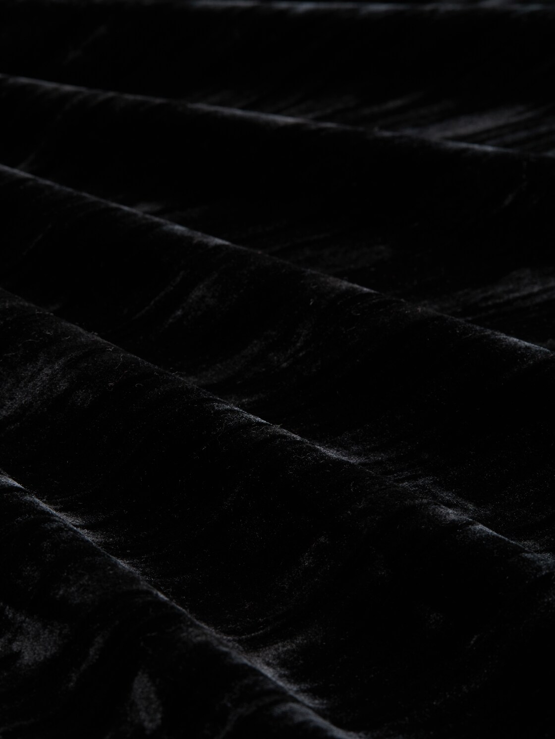 Loose Fit T-Shirt aus Samt - deep black - Material-Ansicht