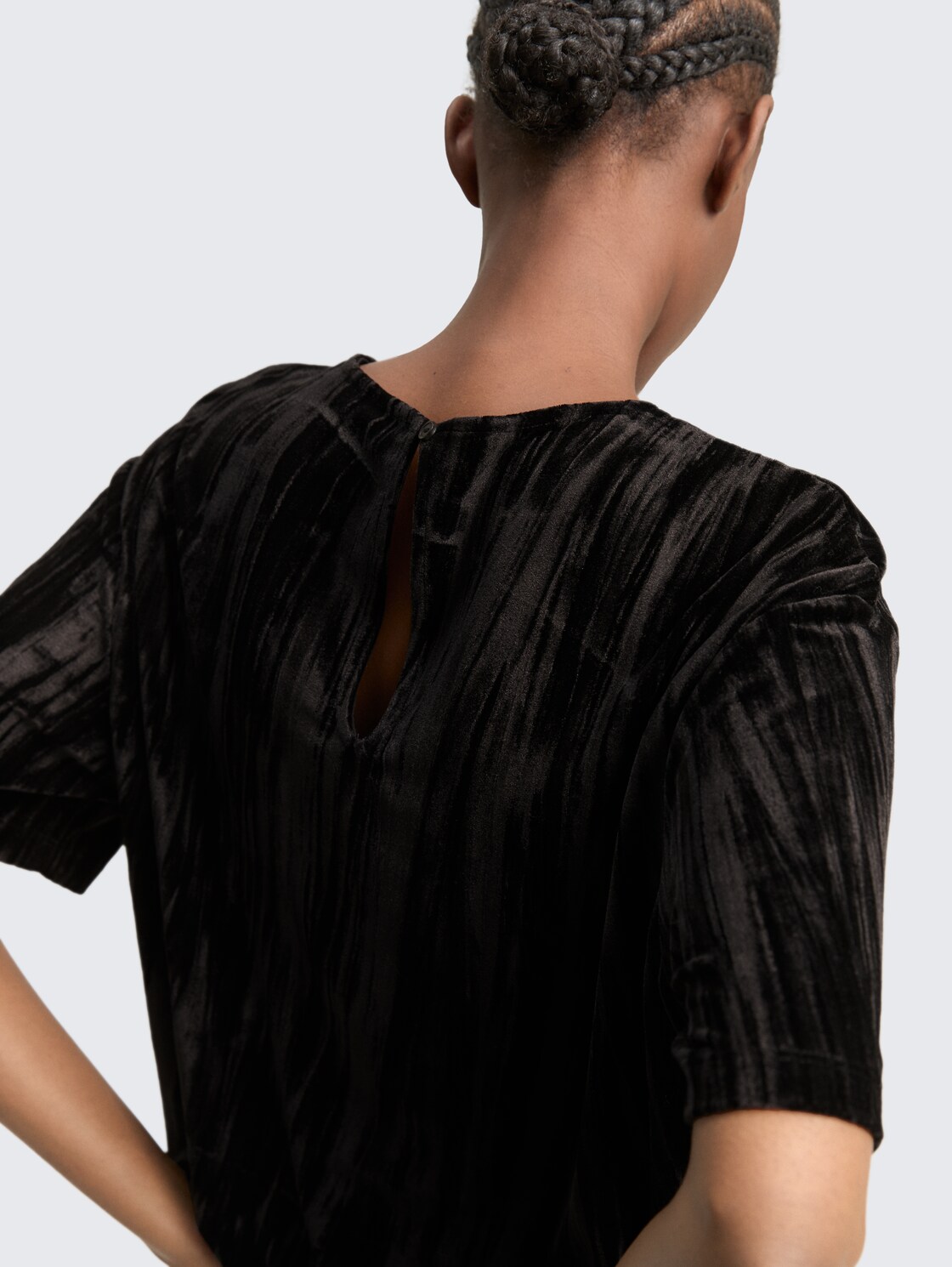 Loose Fit T-Shirt aus Samt - deep black - Detail-Model-Ansicht