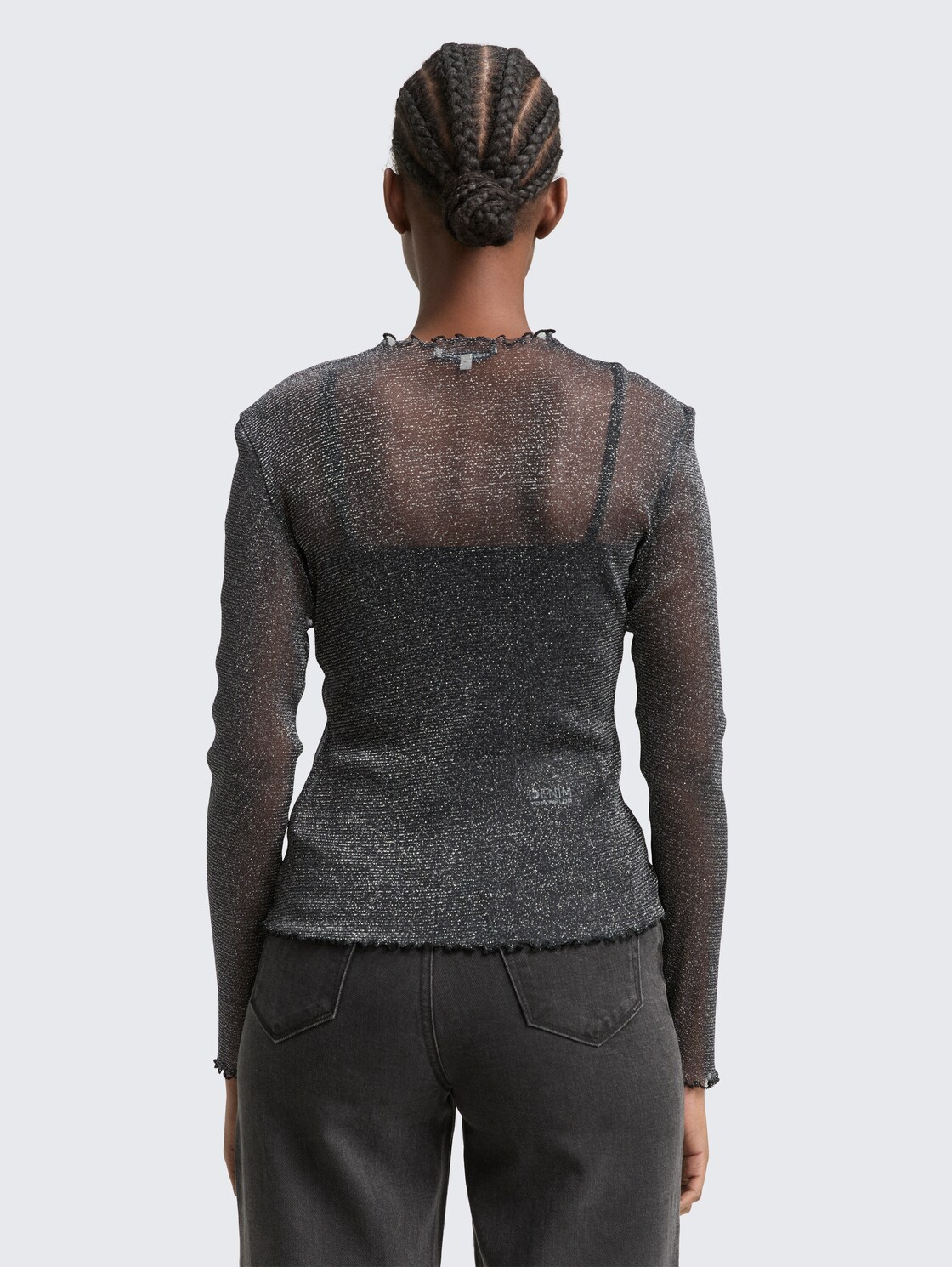 Mesh Langarmshirt mit Glitzer-Effekt - black with silver - Auschnitt Model-Rückansicht