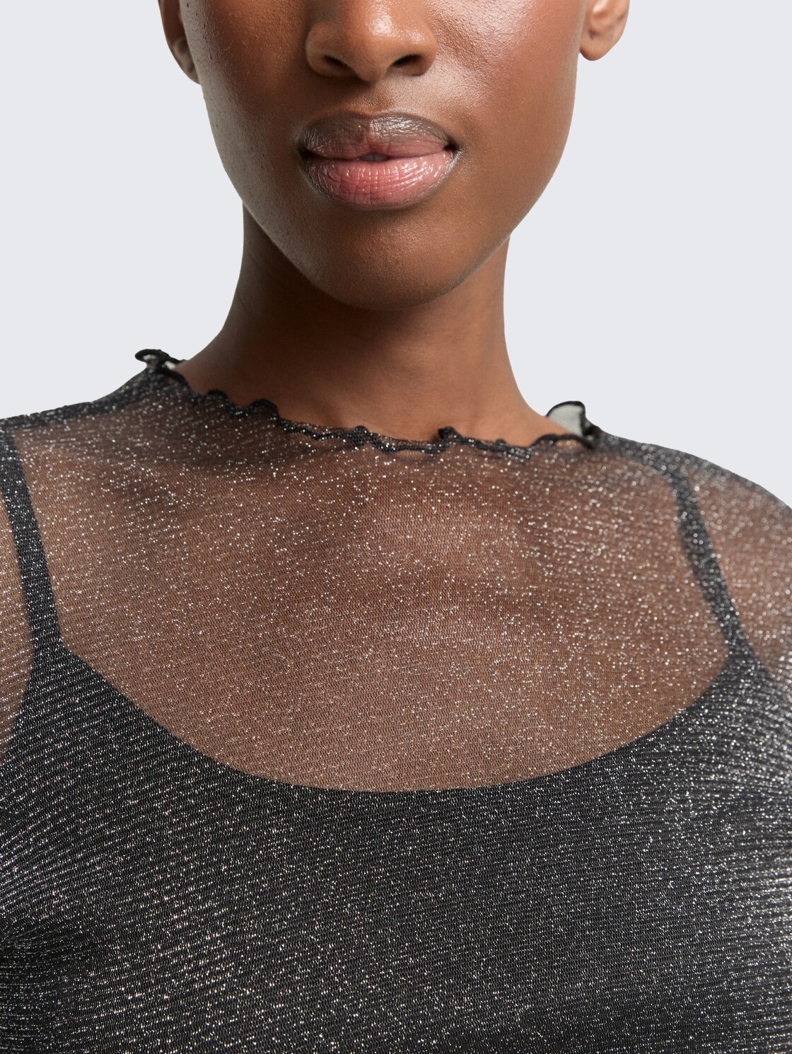 Mesh Langarmshirt mit Glitzer-Effekt - black with silver - Detail-Model-Ansicht