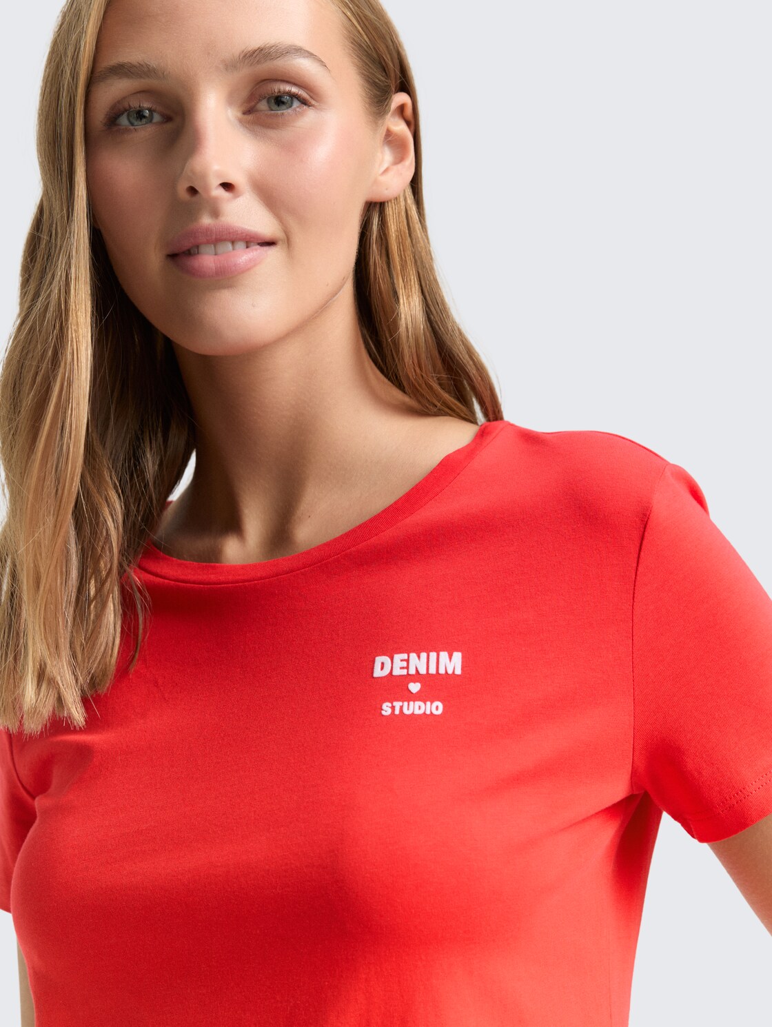 T-Shirt mit Print - brilliant red - Detail-Model-Ansicht