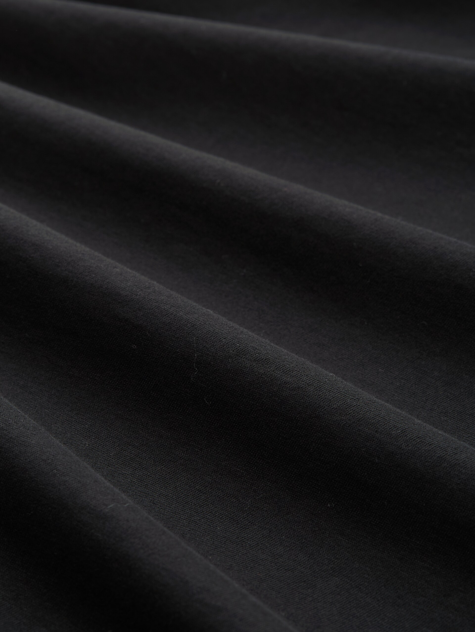 T-Shirt mit Print - deep black - Material-Ansicht