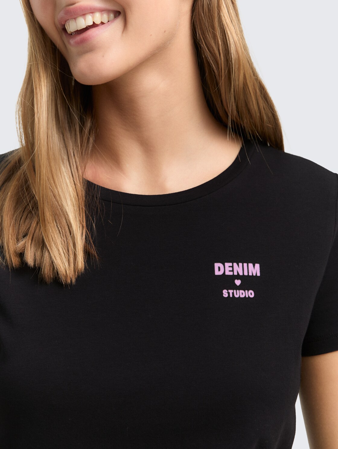 T-shirt met print - deep black - Detailaanzicht model
