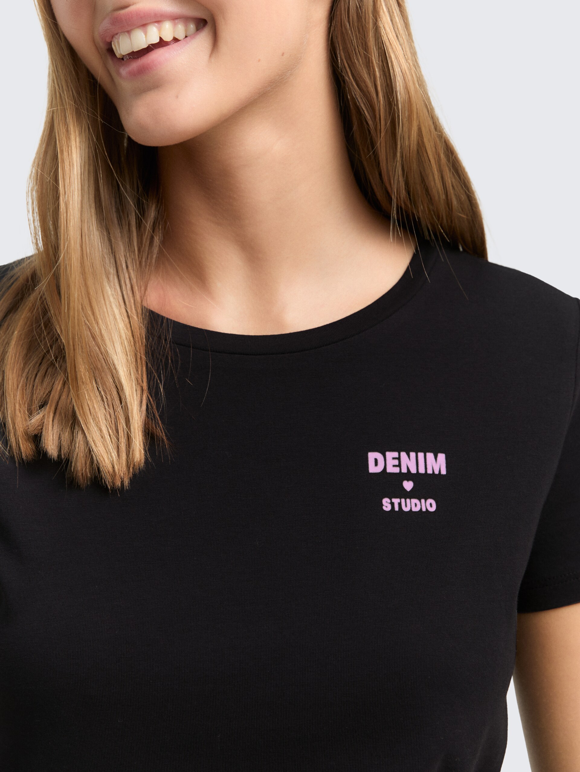 T-Shirt mit Print - deep black - Detail-Model-Ansicht